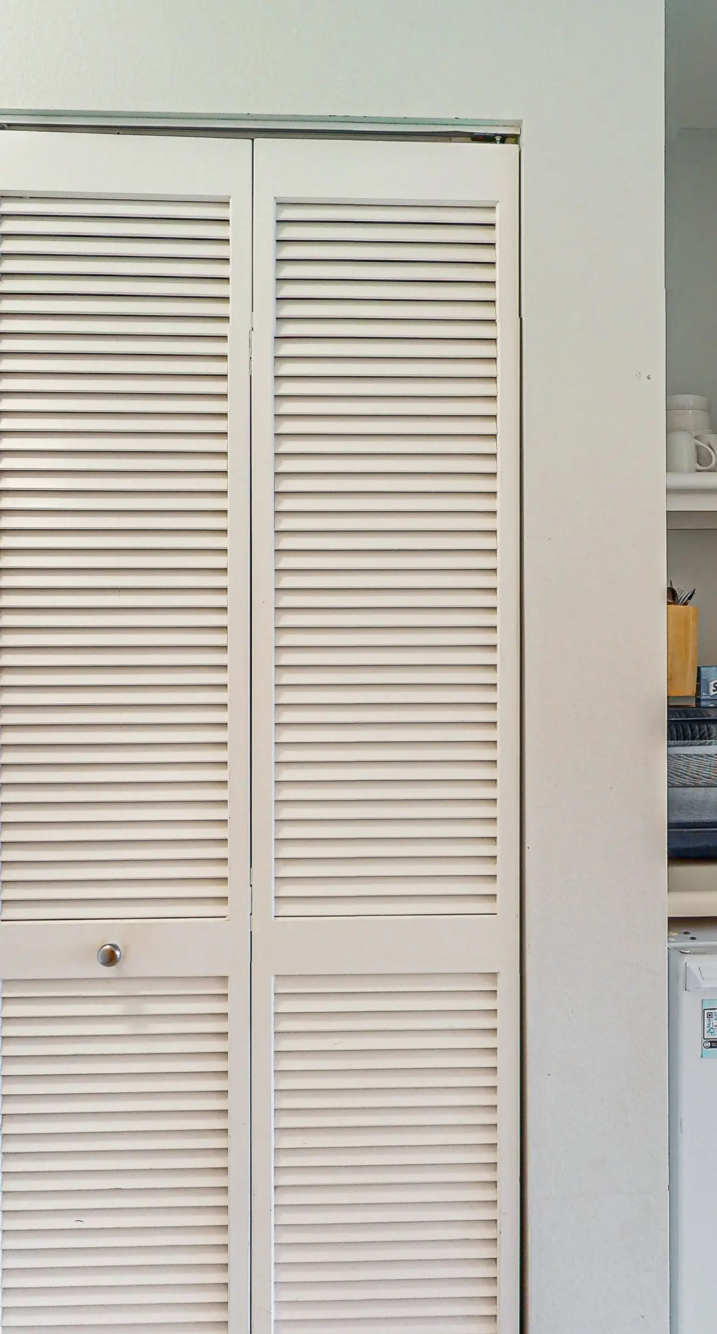 Comfortable condo with kitchenette, community pools & hot tub - walk to the beach