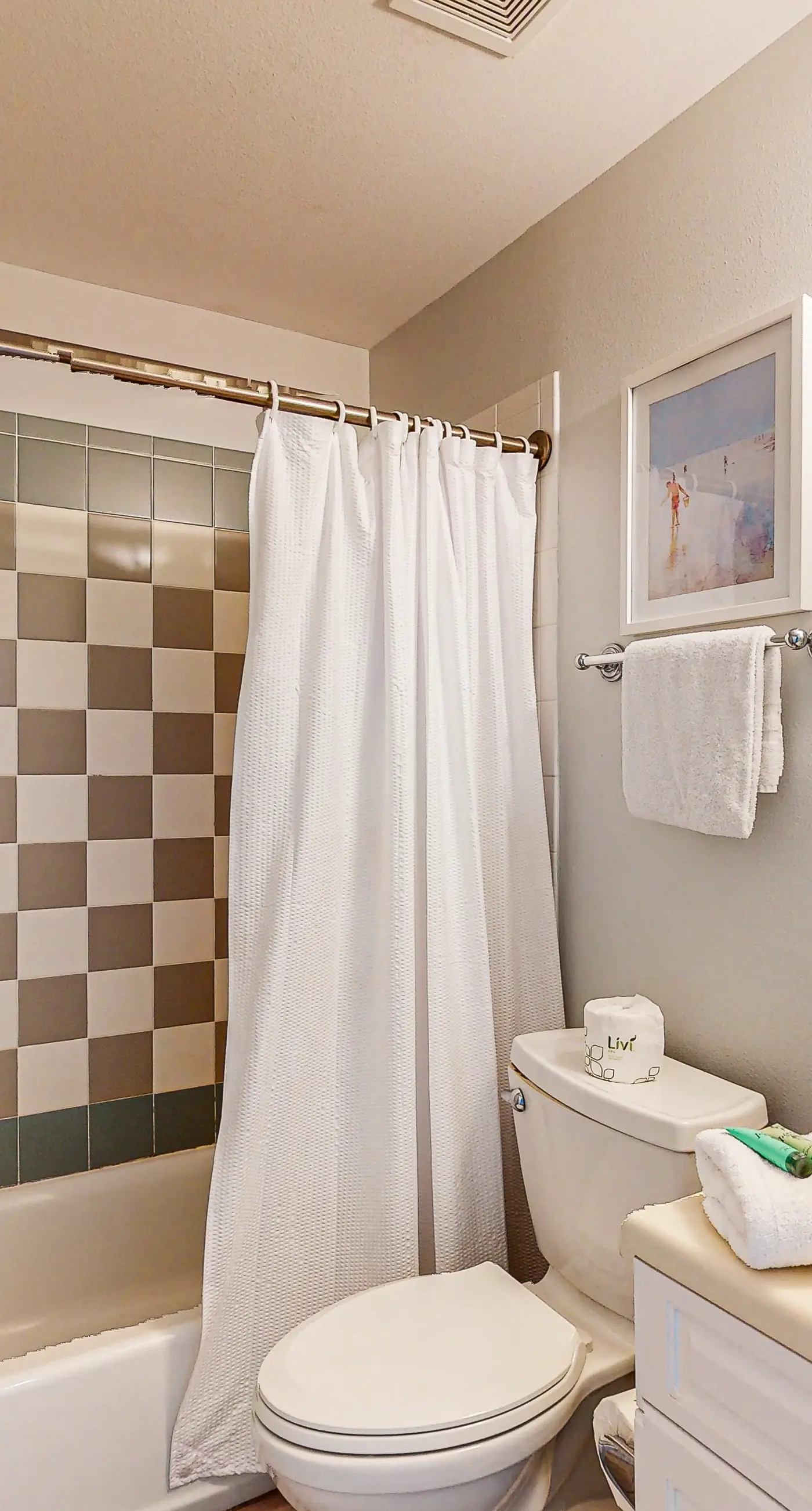 Comfortable condo with kitchenette, community pools & hot tub - walk to the beach