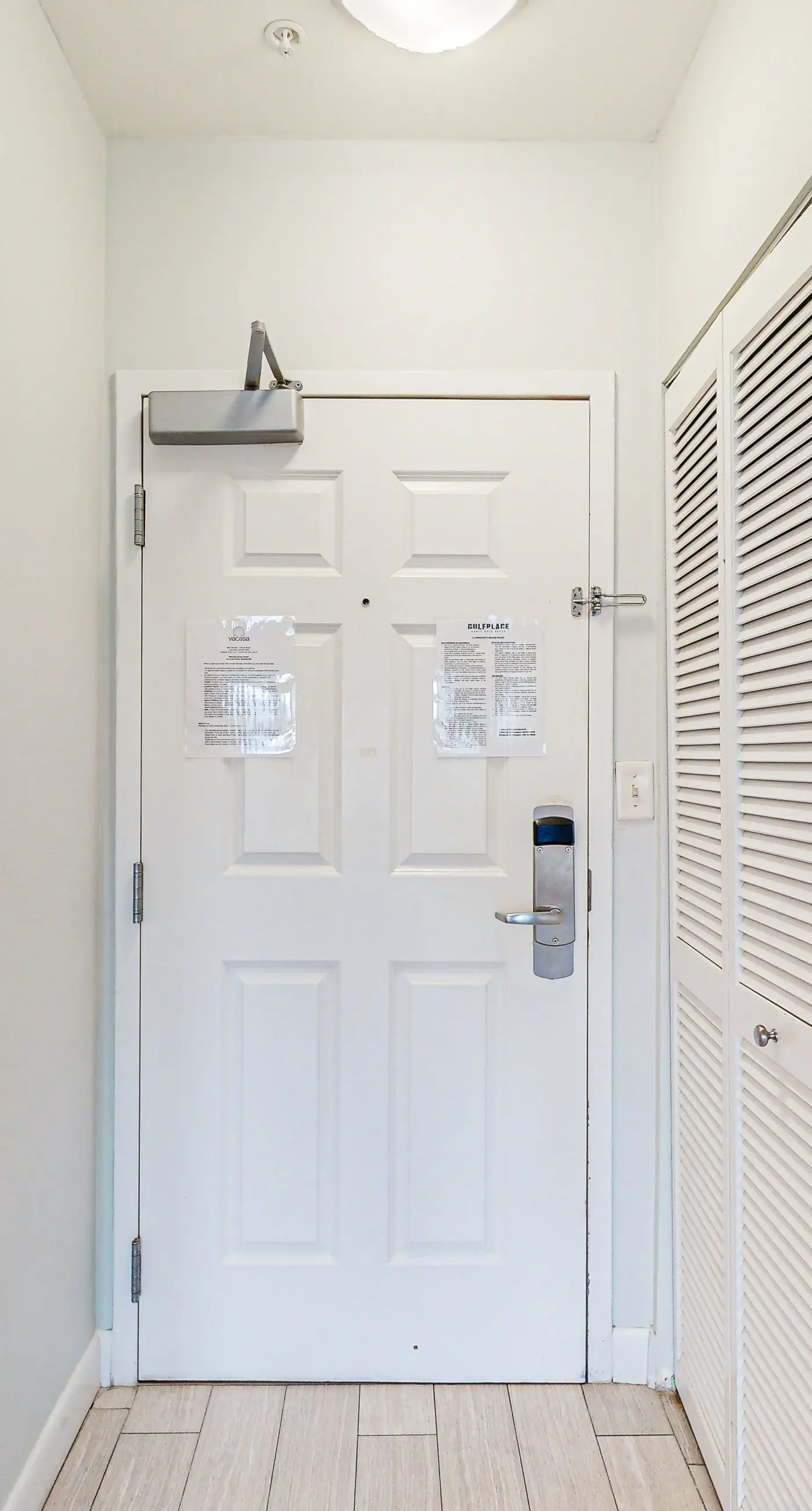 Comfortable condo with kitchenette, community pools & hot tub - walk to the beach