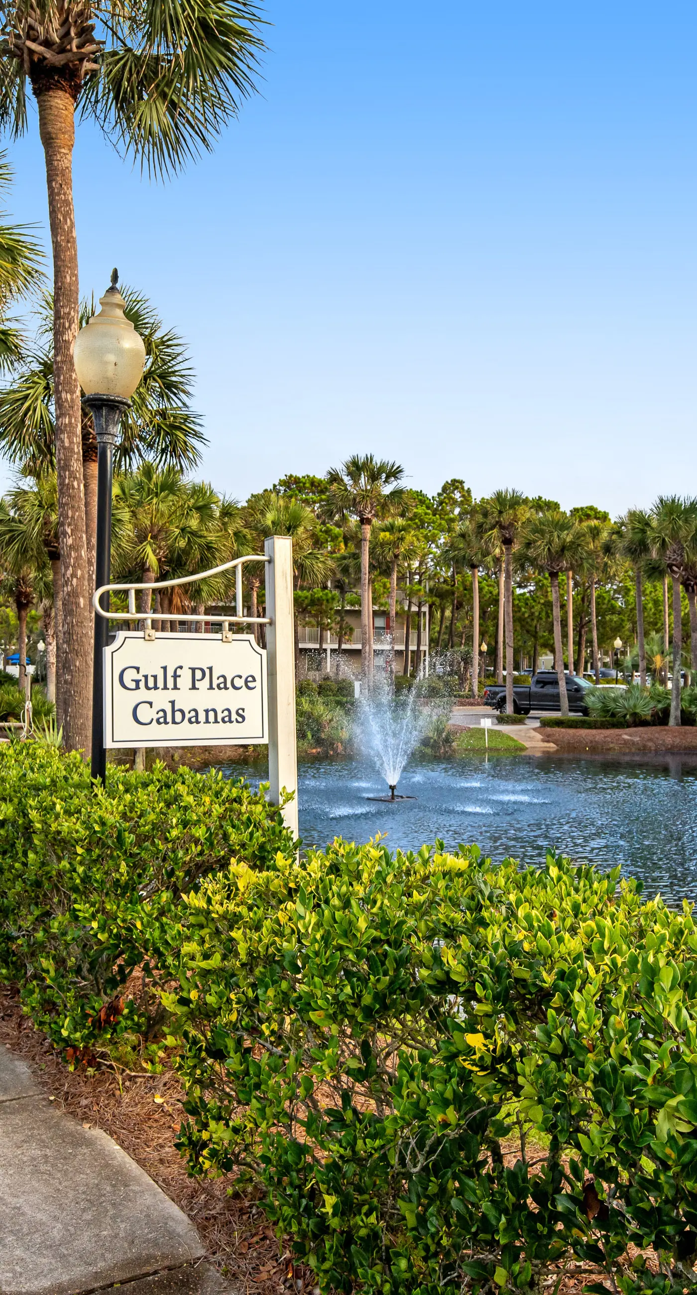 Comfortable condo with kitchenette, community pools & hot tub - walk to the beach