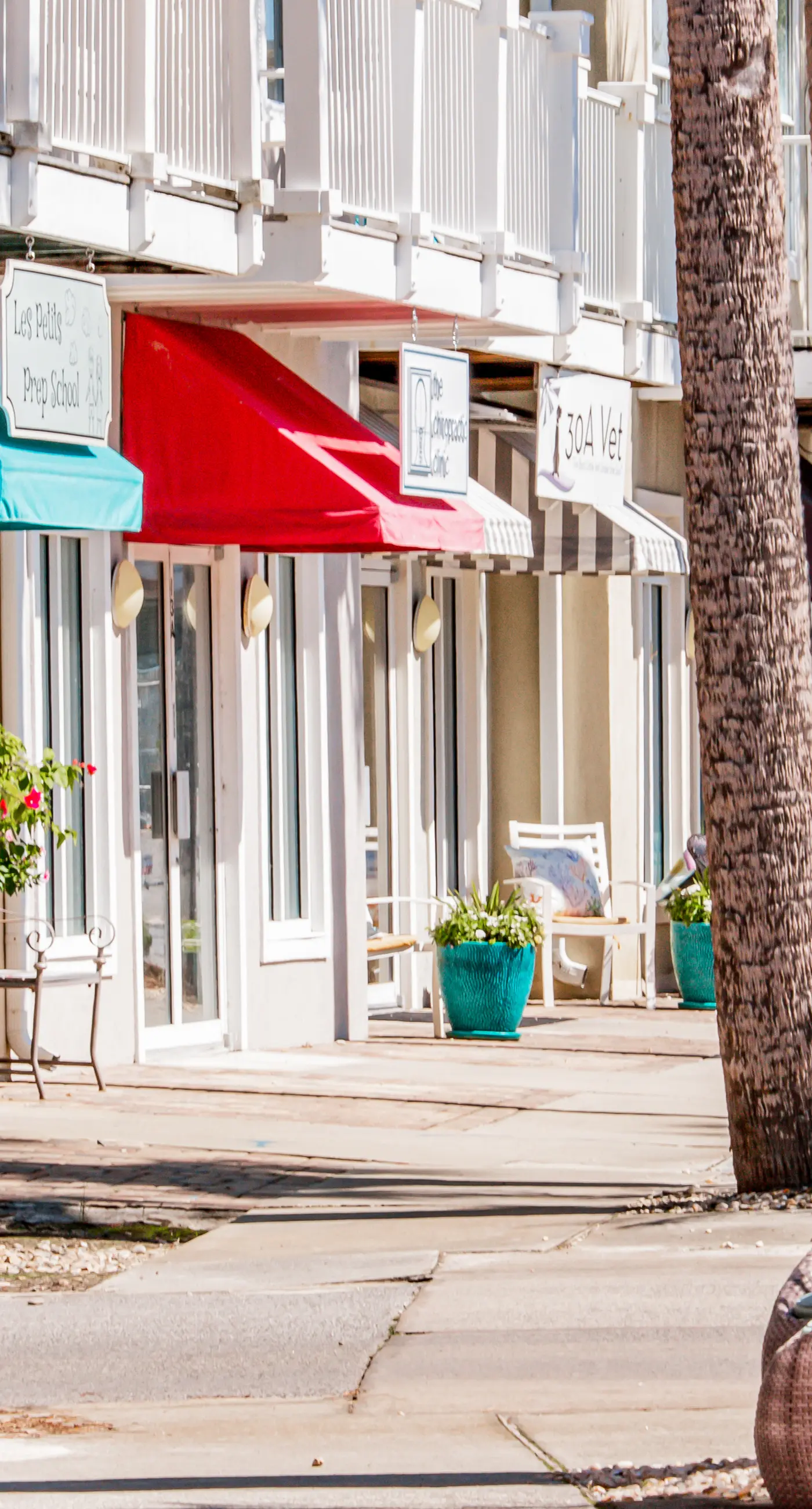 Comfortable condo with kitchenette, community pools & hot tub - walk to the beach