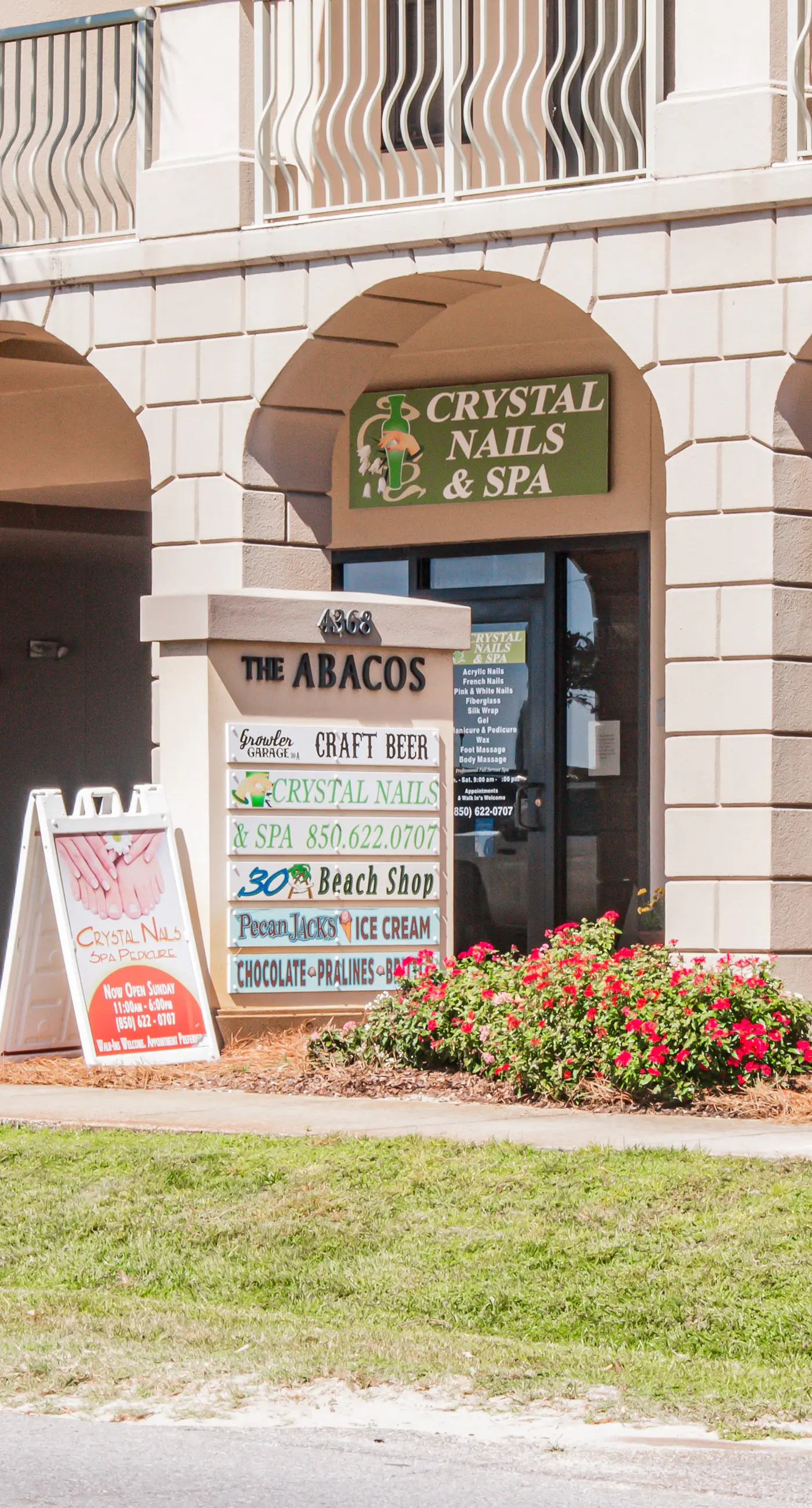 Comfortable condo with kitchenette, community pools & hot tub - walk to the beach