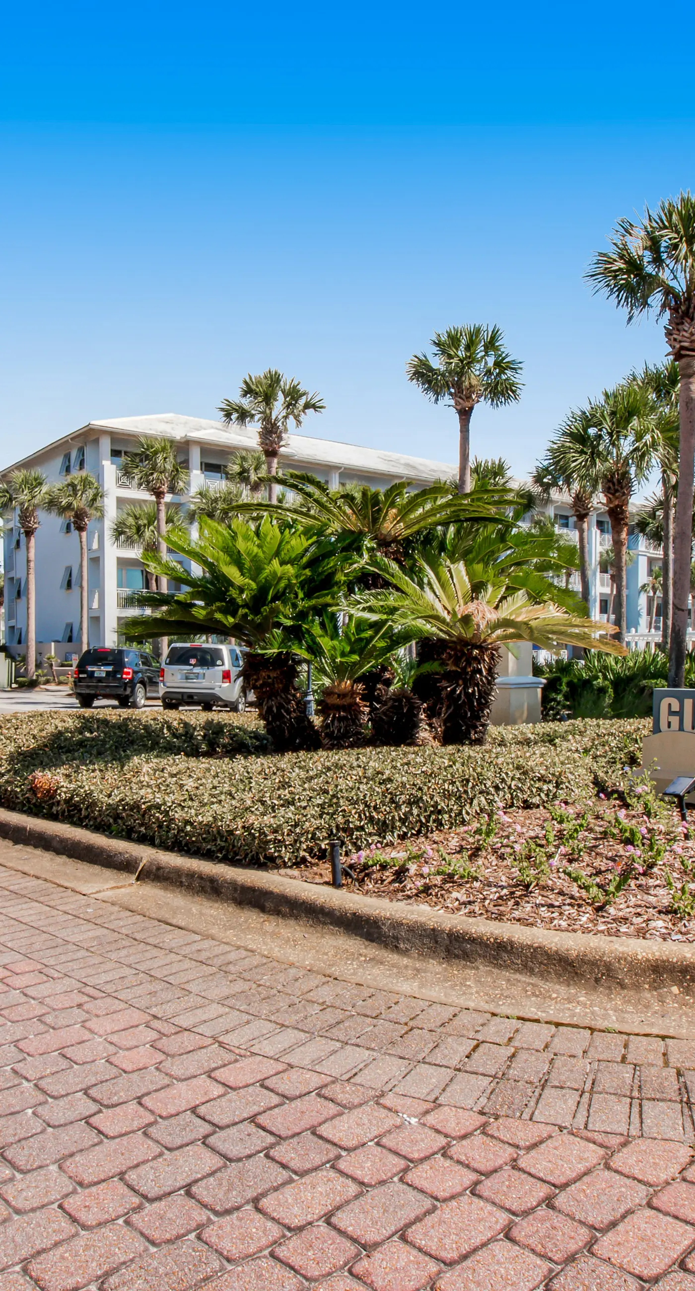 Comfortable condo with kitchenette, community pools & hot tub - walk to the beach