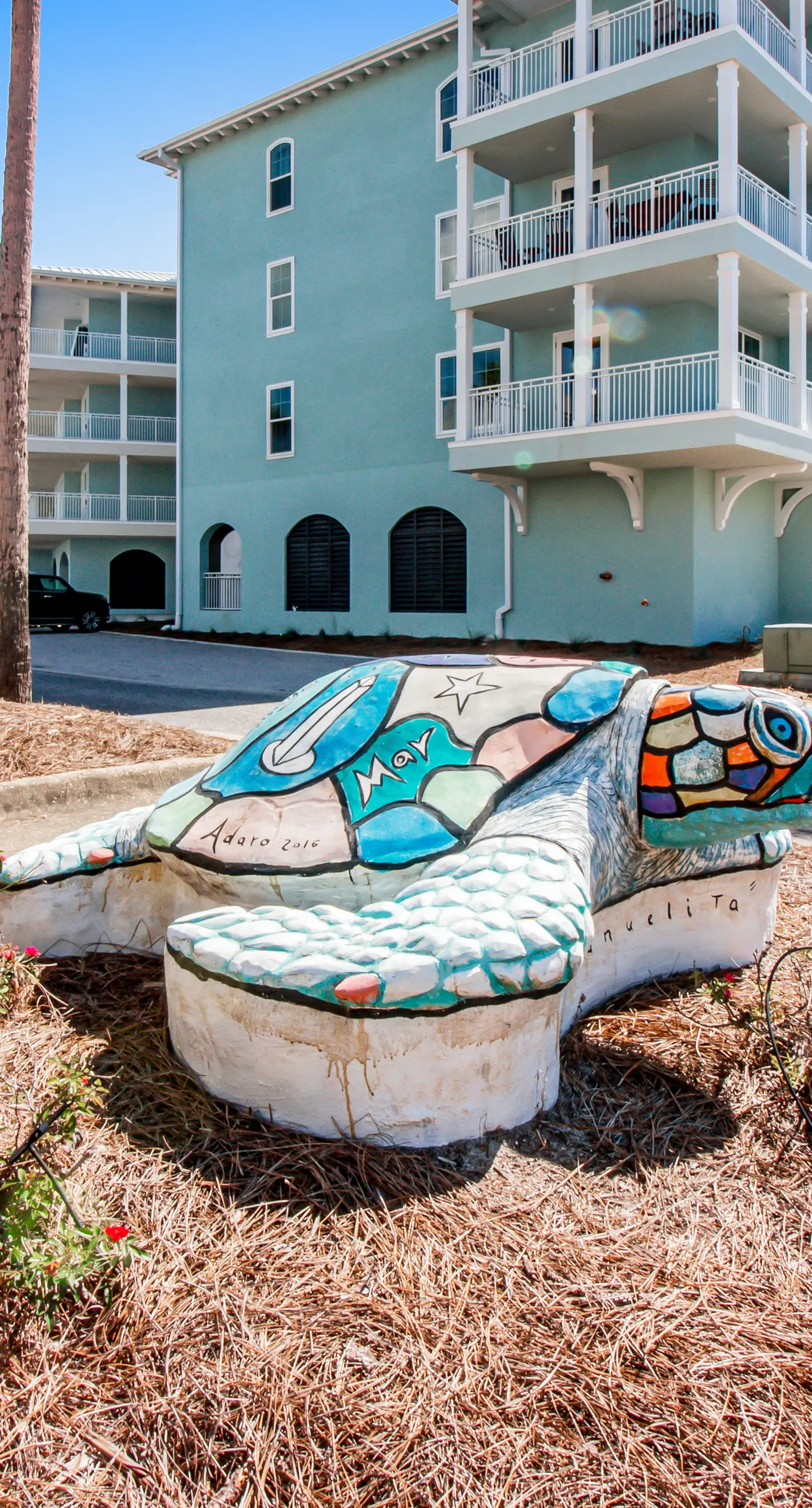 Comfortable condo with kitchenette, community pools & hot tub - walk to the beach