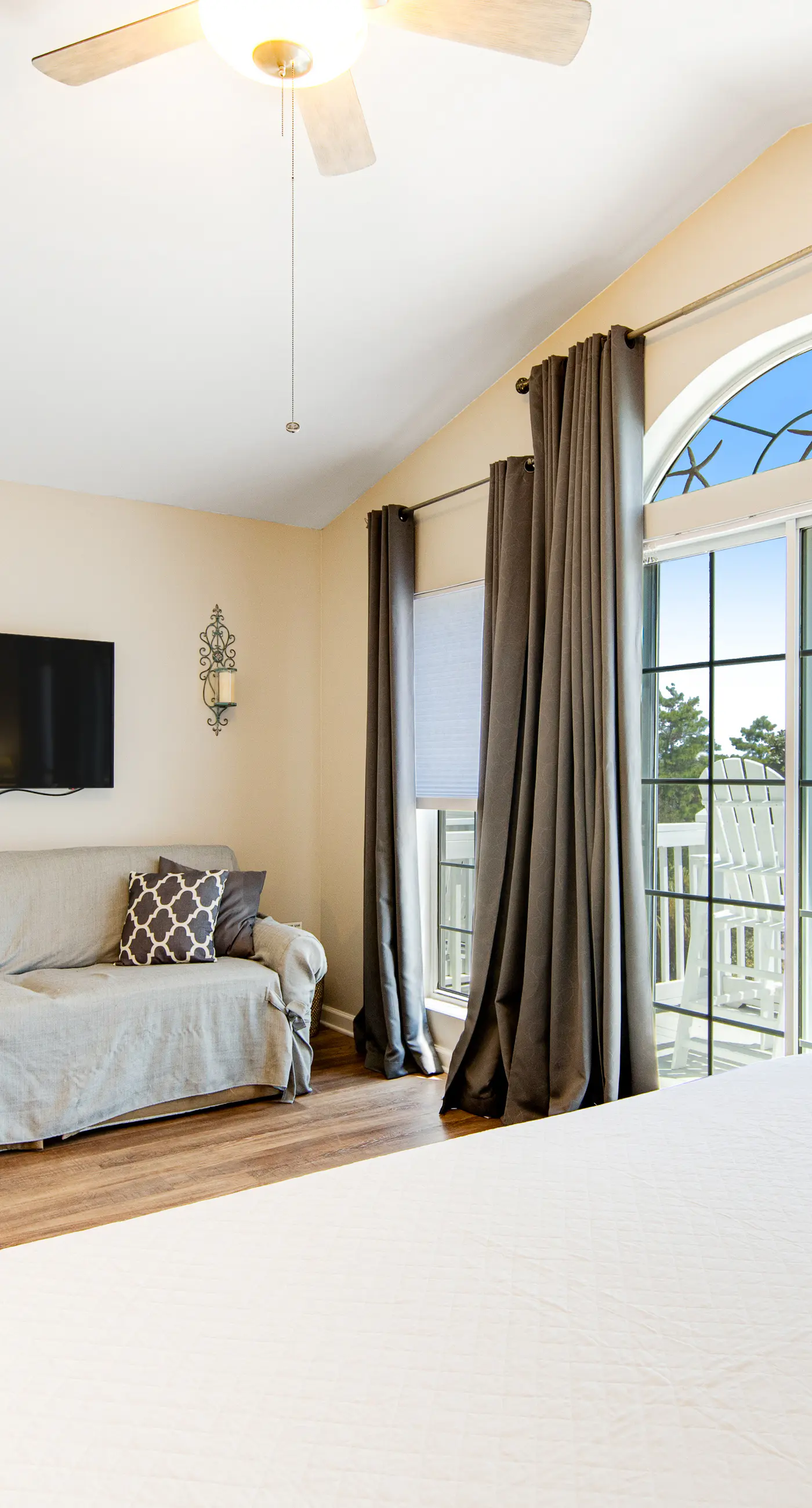 Dog-friendly townhome with pool, hot tub & tennis - walk to beach