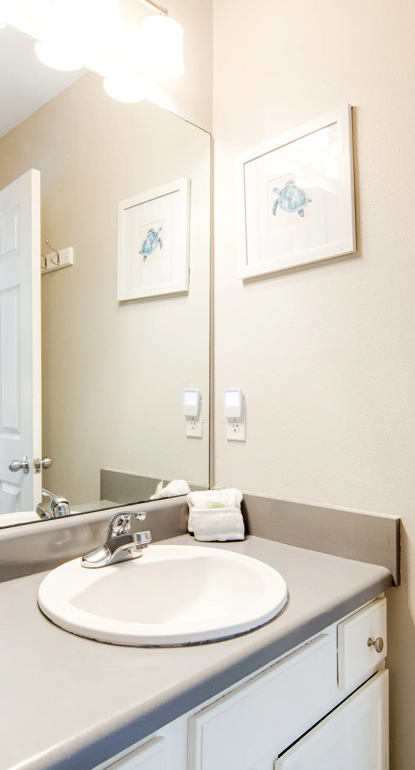 Dog-friendly townhome with pool, hot tub & tennis - walk to beach