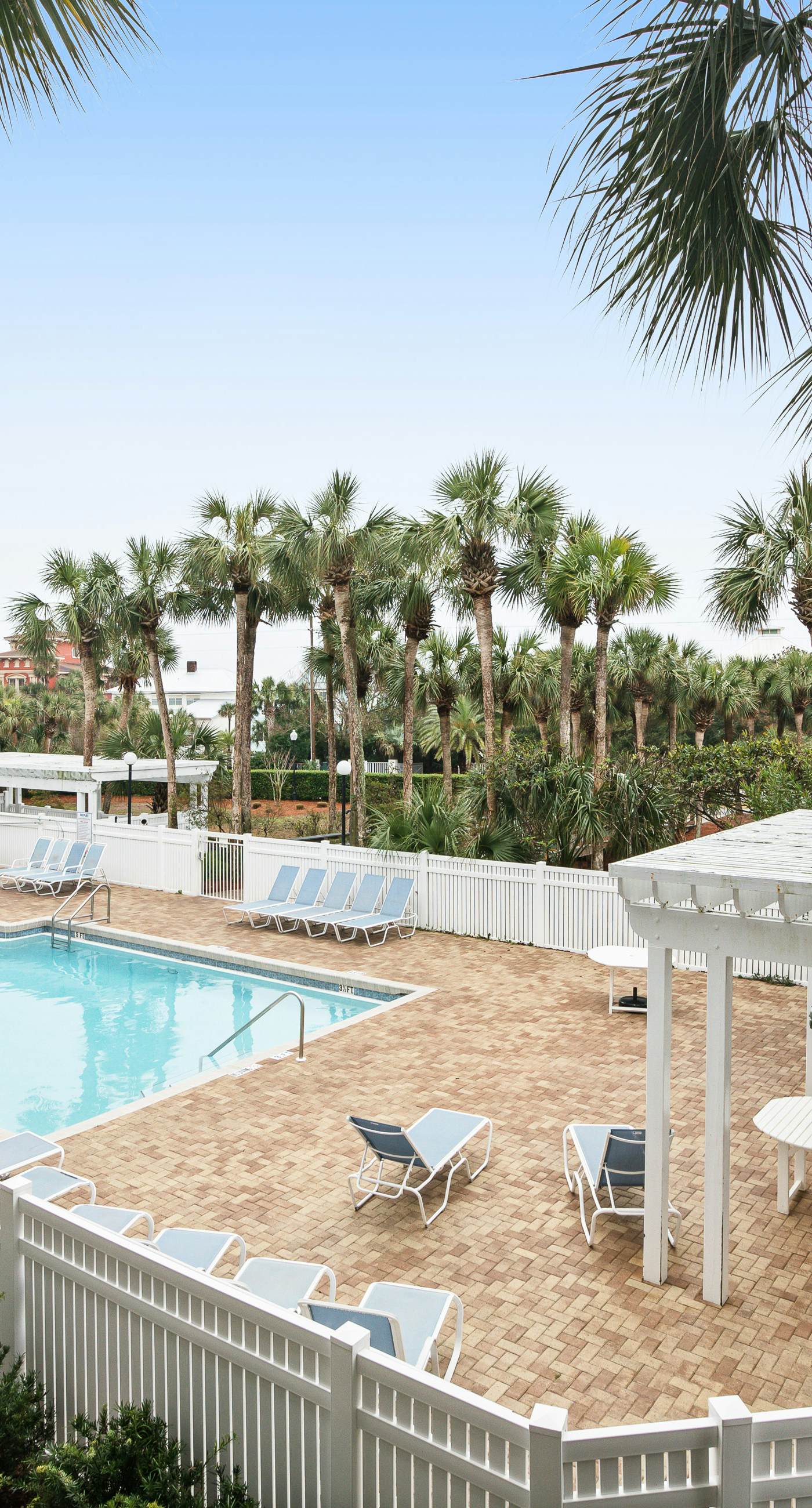 Charming condo near the beach, with community pools and hot tub