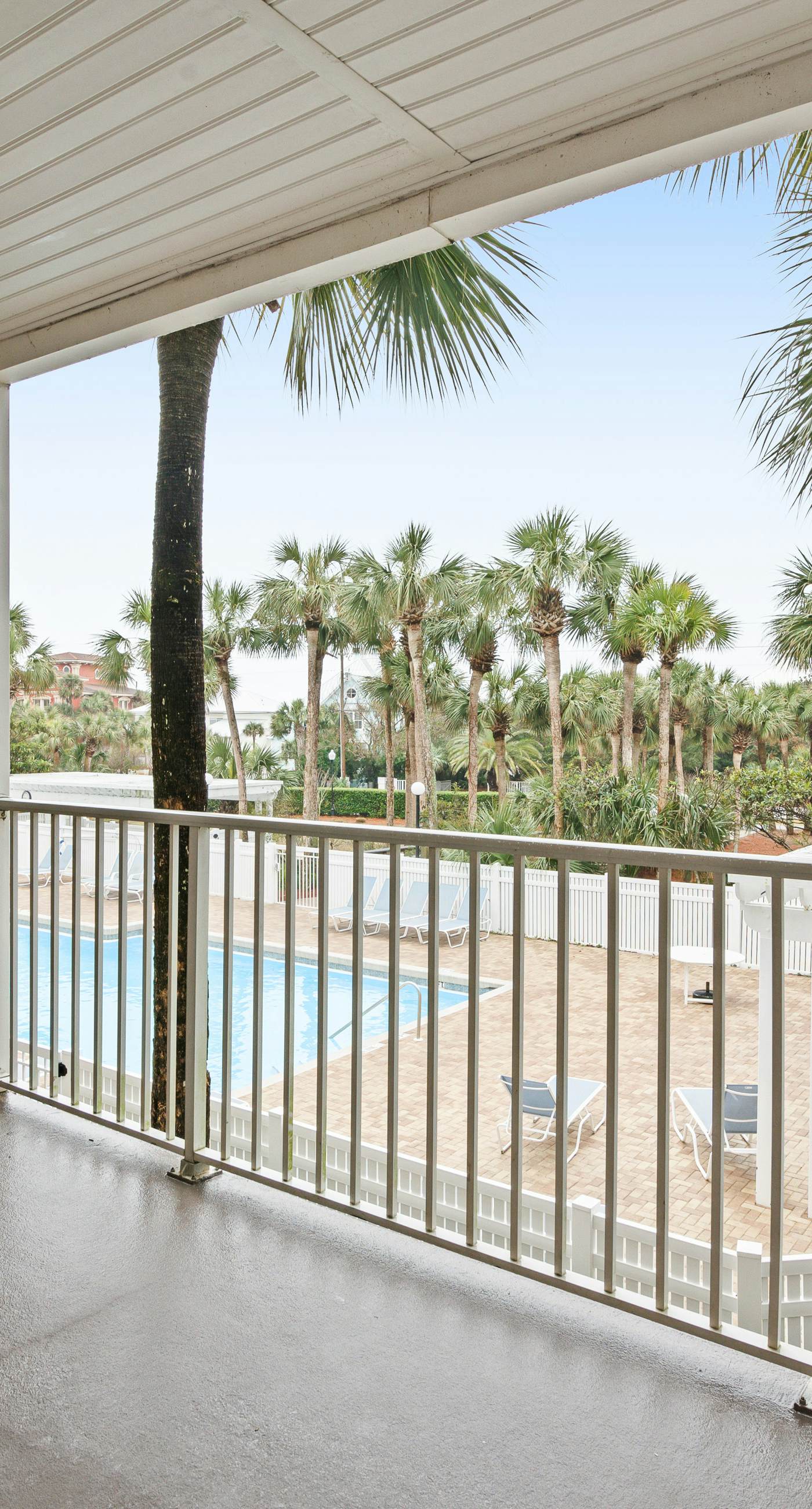 Charming condo near the beach, with community pools and hot tub