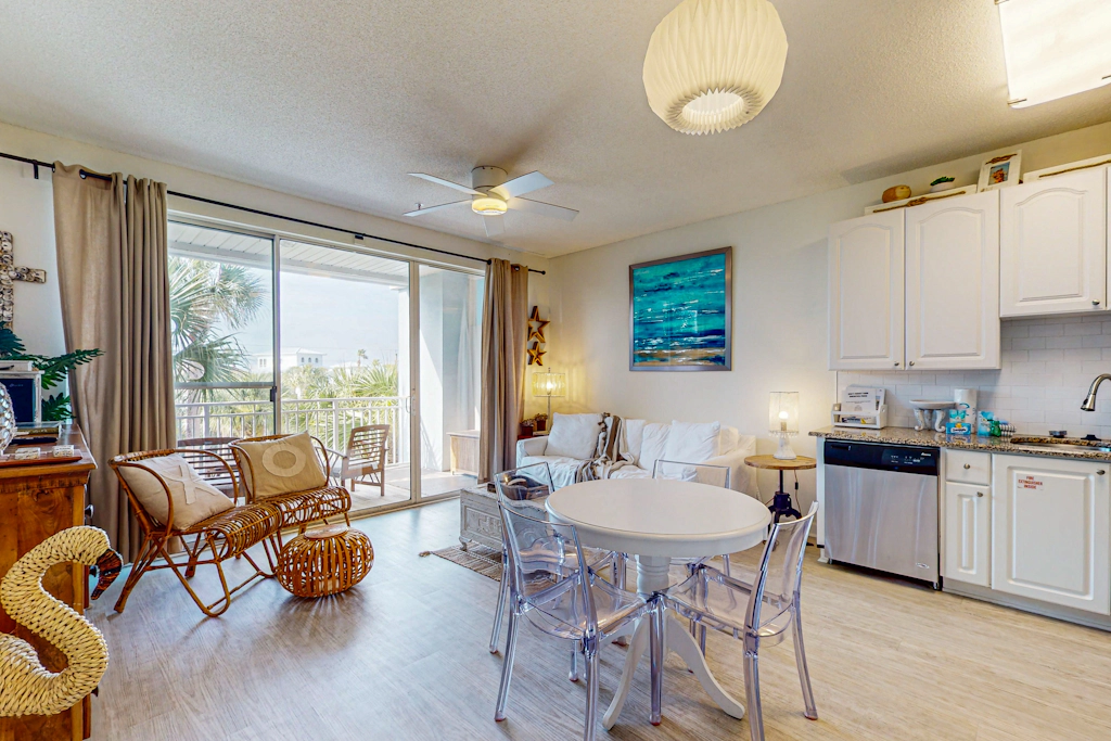 Adorable 3rd-floor cabana with gorgeous view from balcony, pool and hot tub access