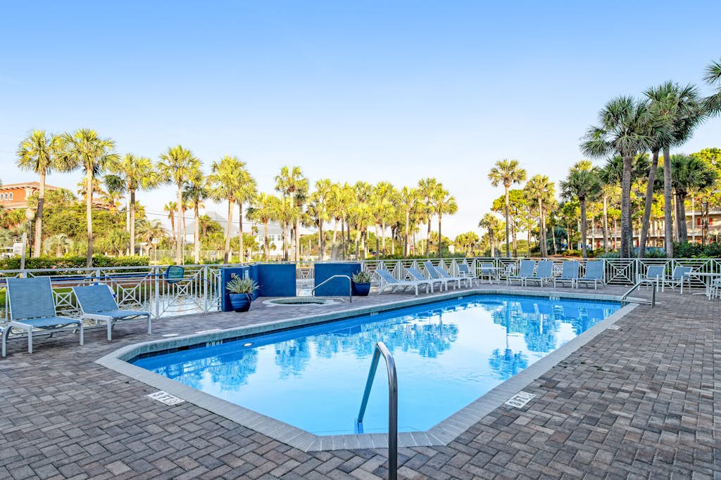 Adorable 3rd-floor cabana with gorgeous view from balcony, pool and hot tub access