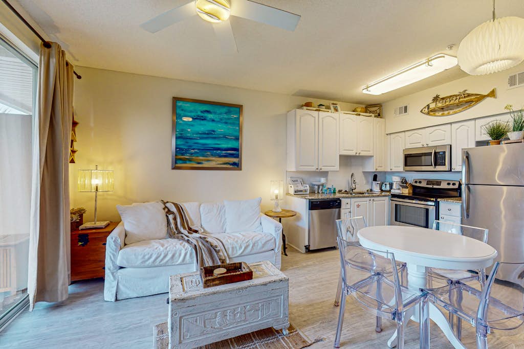 Adorable 3rd-floor cabana with gorgeous view from balcony, pool and hot tub access