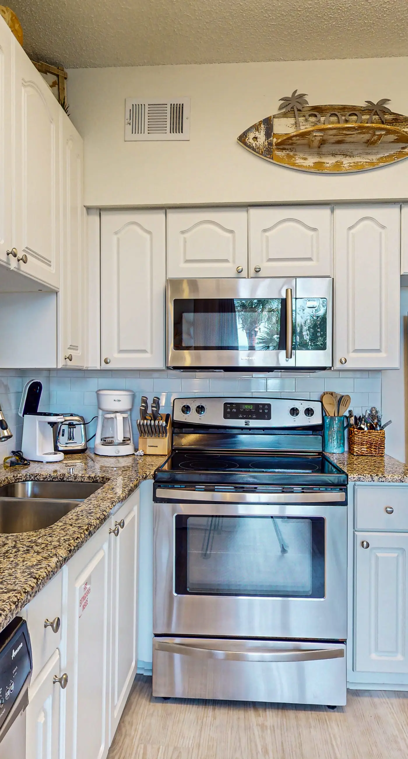 Adorable 3rd-floor cabana with gorgeous view from balcony, pool and hot tub access