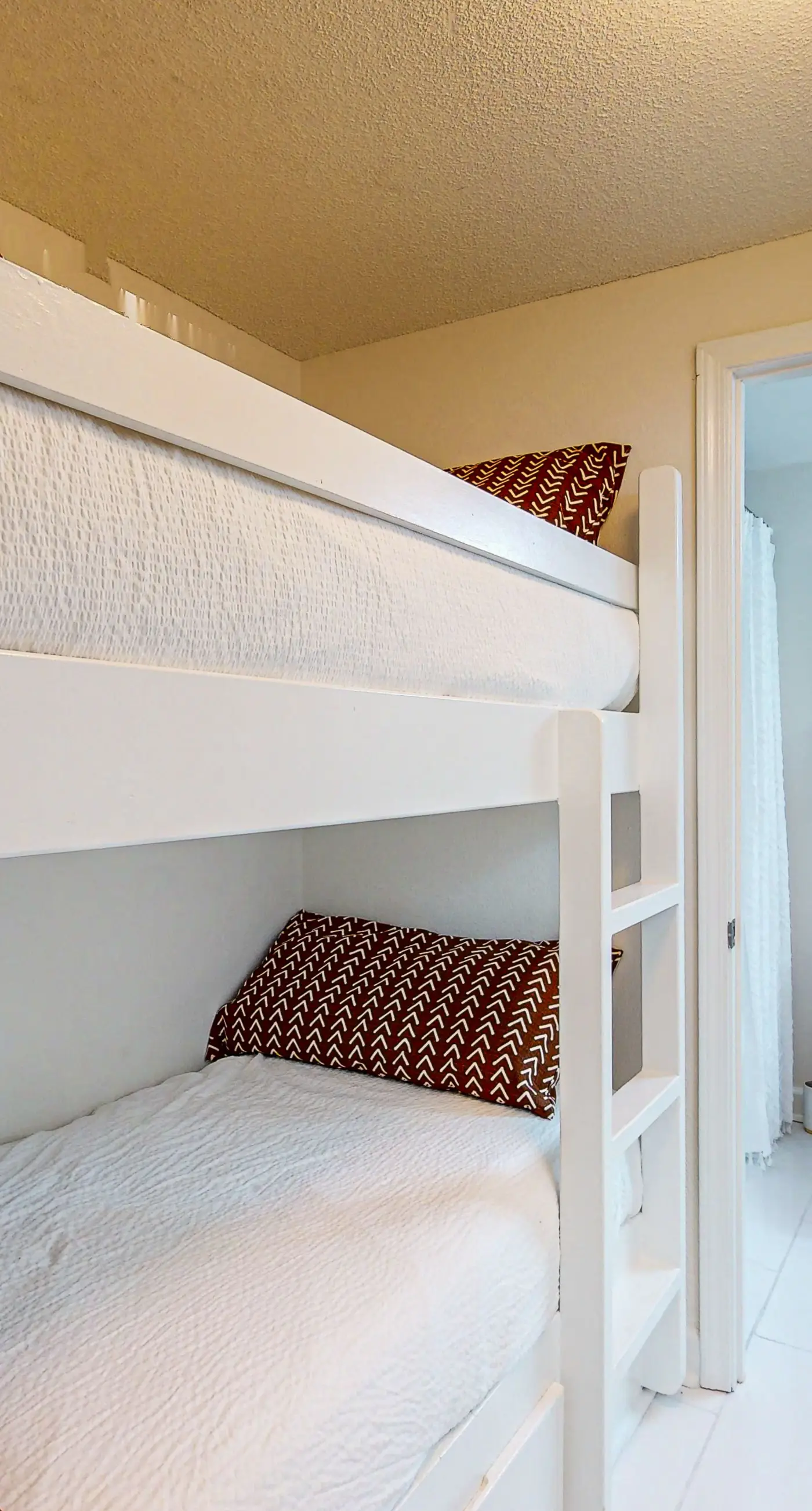 Adorable 3rd-floor cabana with gorgeous view from balcony, pool and hot tub access