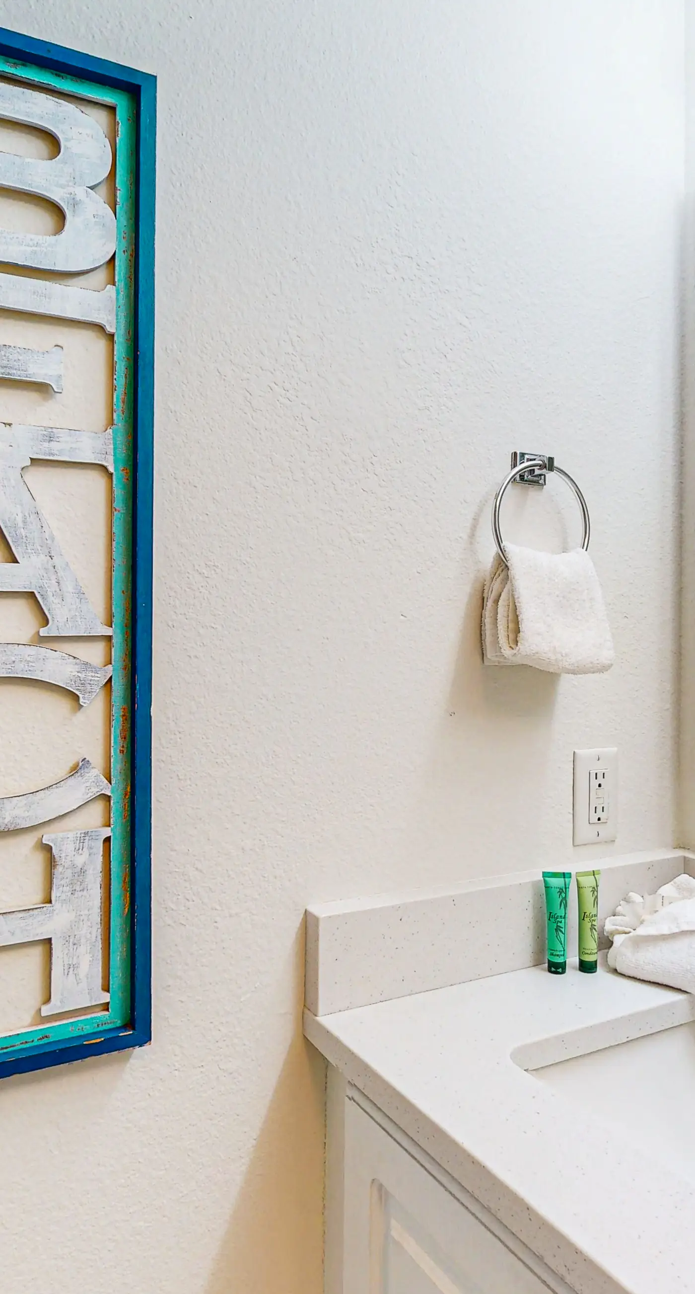 Adorable 3rd-floor cabana with gorgeous view from balcony, pool and hot tub access
