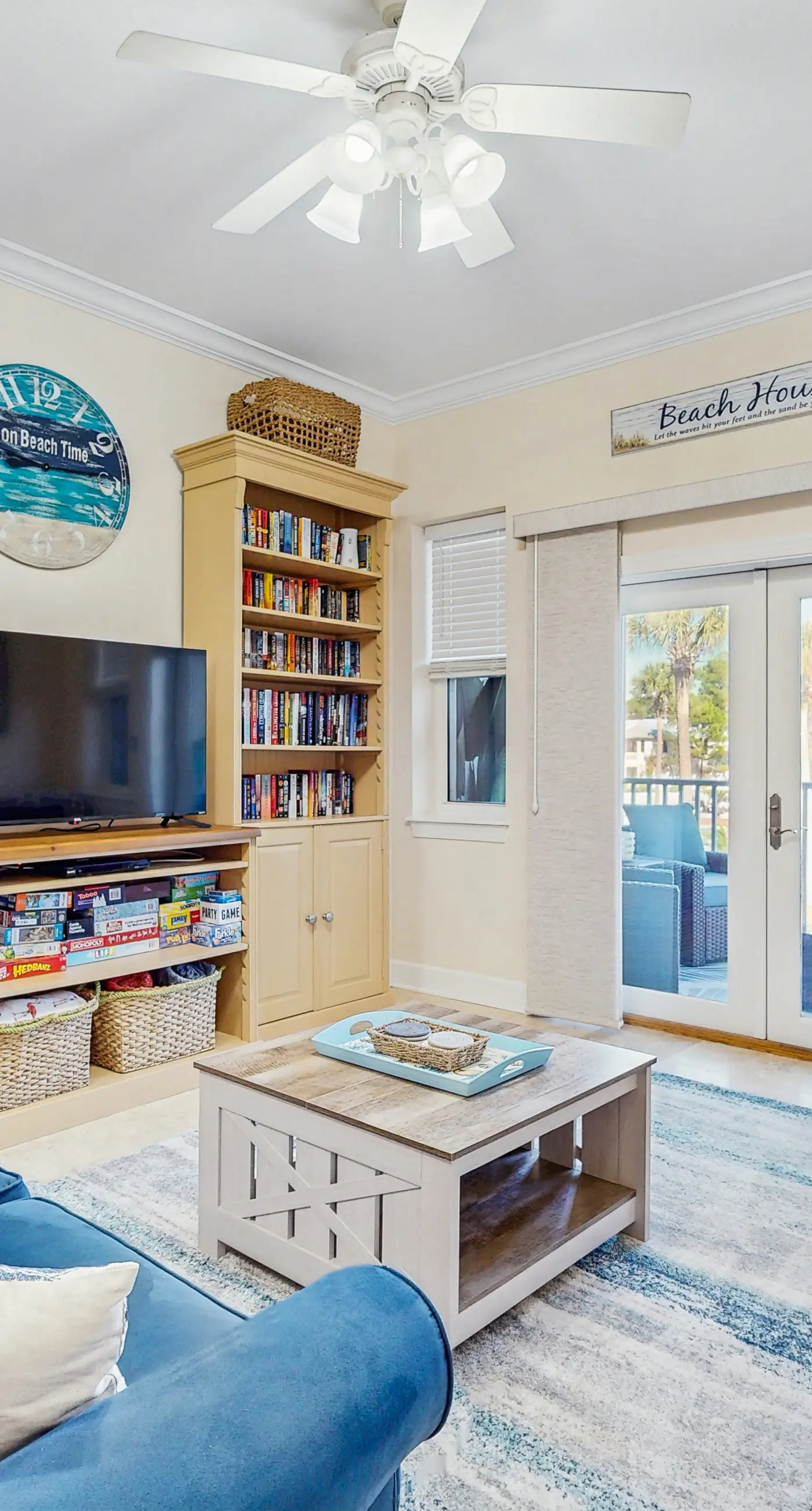Cozy coastal condo with shared pool,  beach access and Wifi