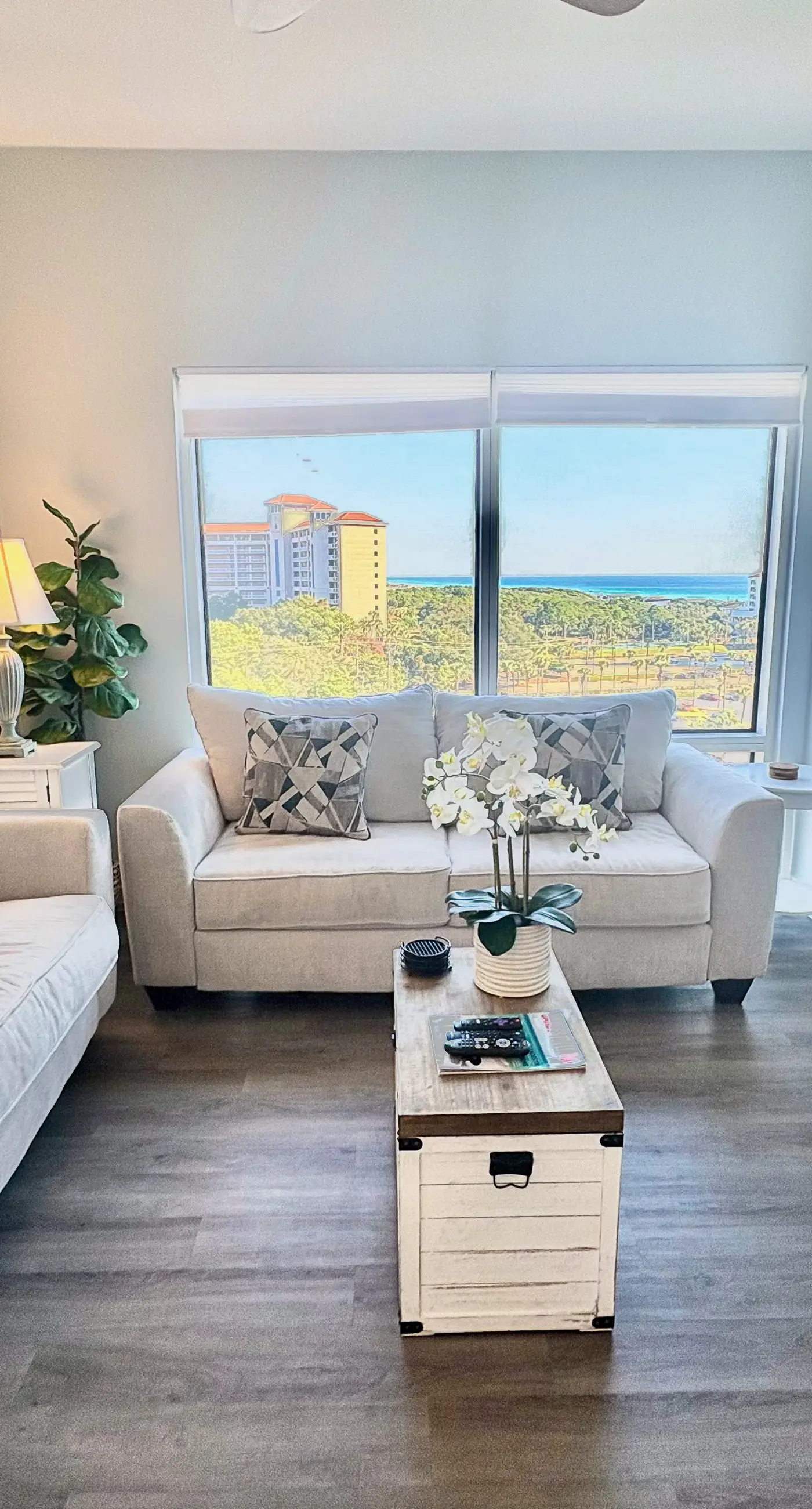Cozy coastal condo withlots of space, shared pool and beach access