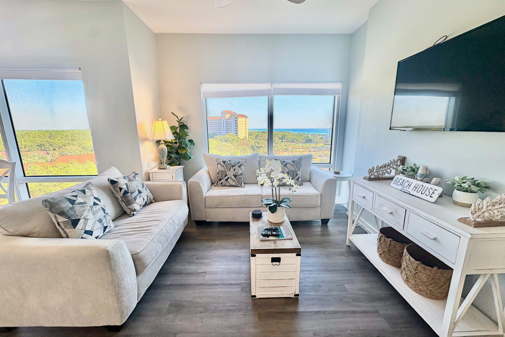Cozy coastal condo withlots of space, shared pool and beach access