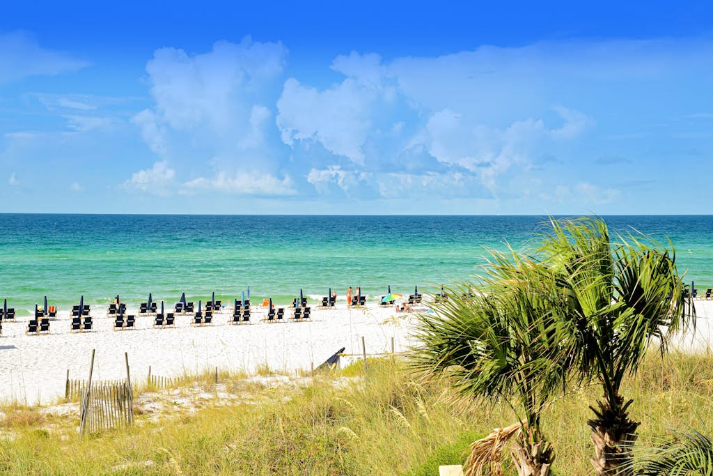 Cozy coastal condo withlots of space, shared pool and beach access