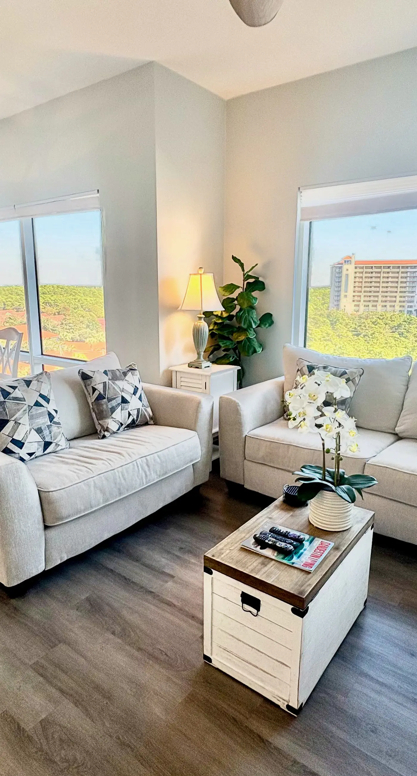 Cozy coastal condo withlots of space, shared pool and beach access