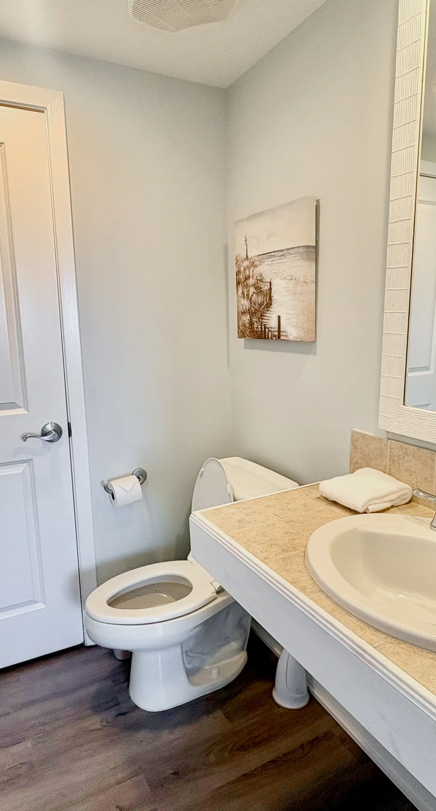 Cozy coastal condo withlots of space, shared pool and beach access
