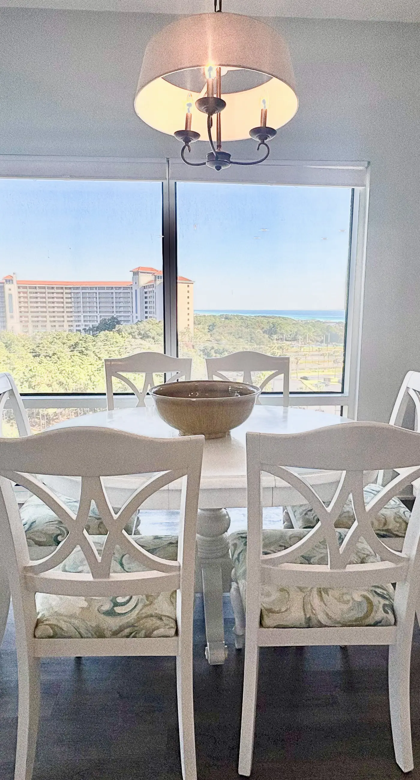 Cozy coastal condo withlots of space, shared pool and beach access