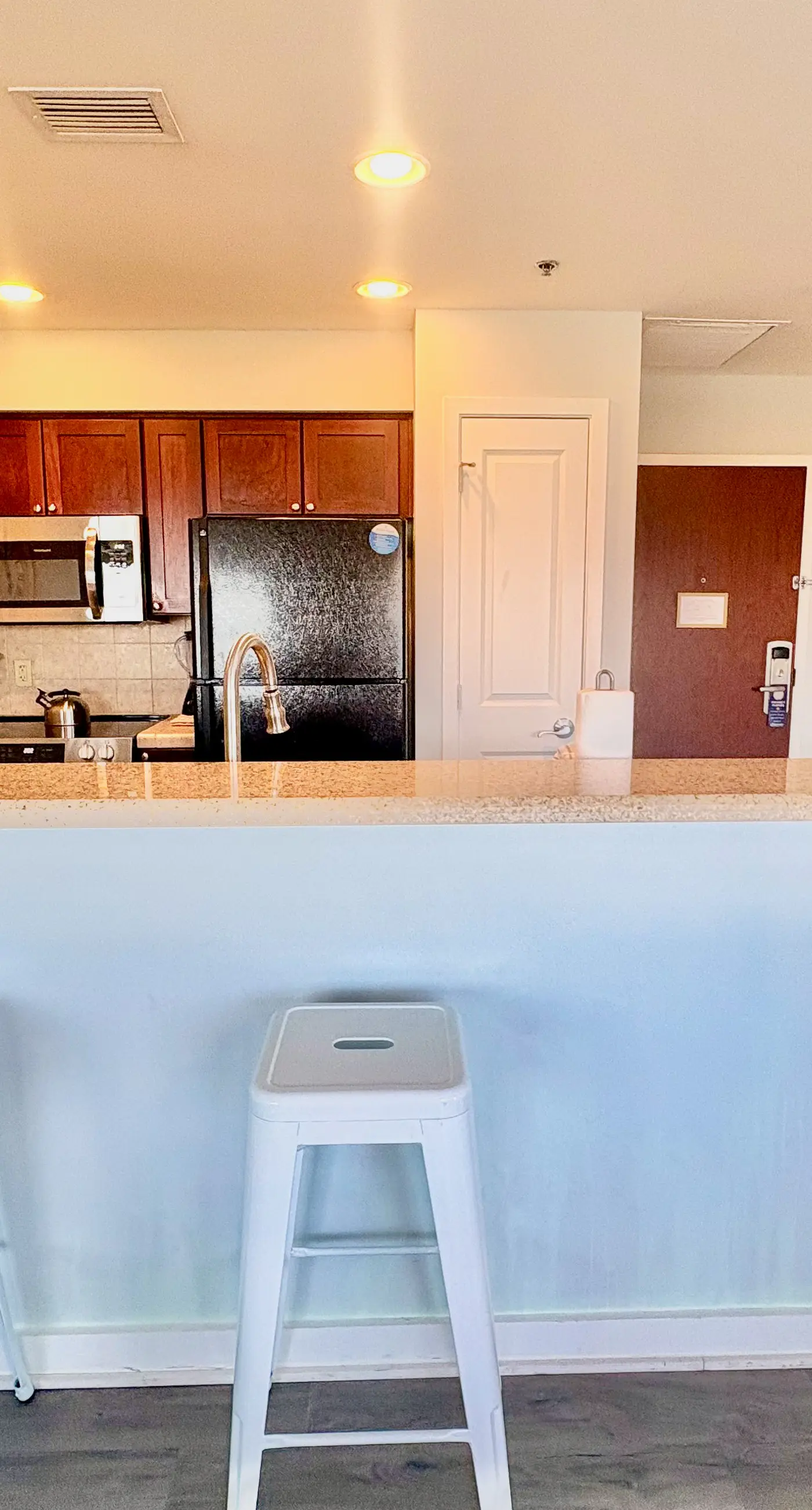 Cozy coastal condo withlots of space, shared pool and beach access