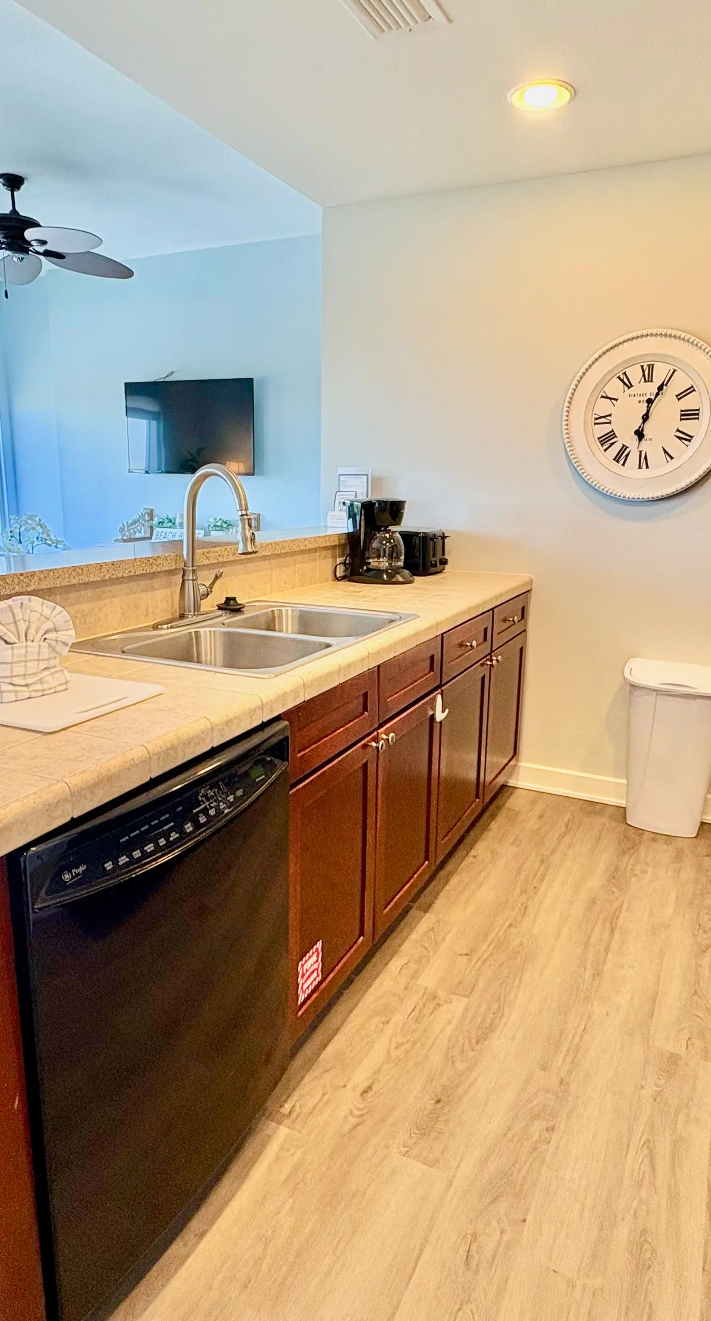 Cozy coastal condo withlots of space, shared pool and beach access