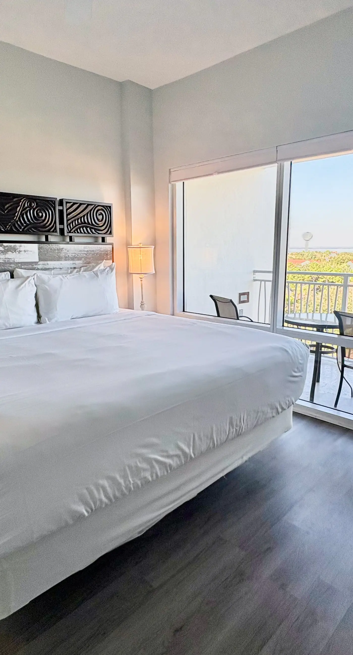 Cozy coastal condo withlots of space, shared pool and beach access