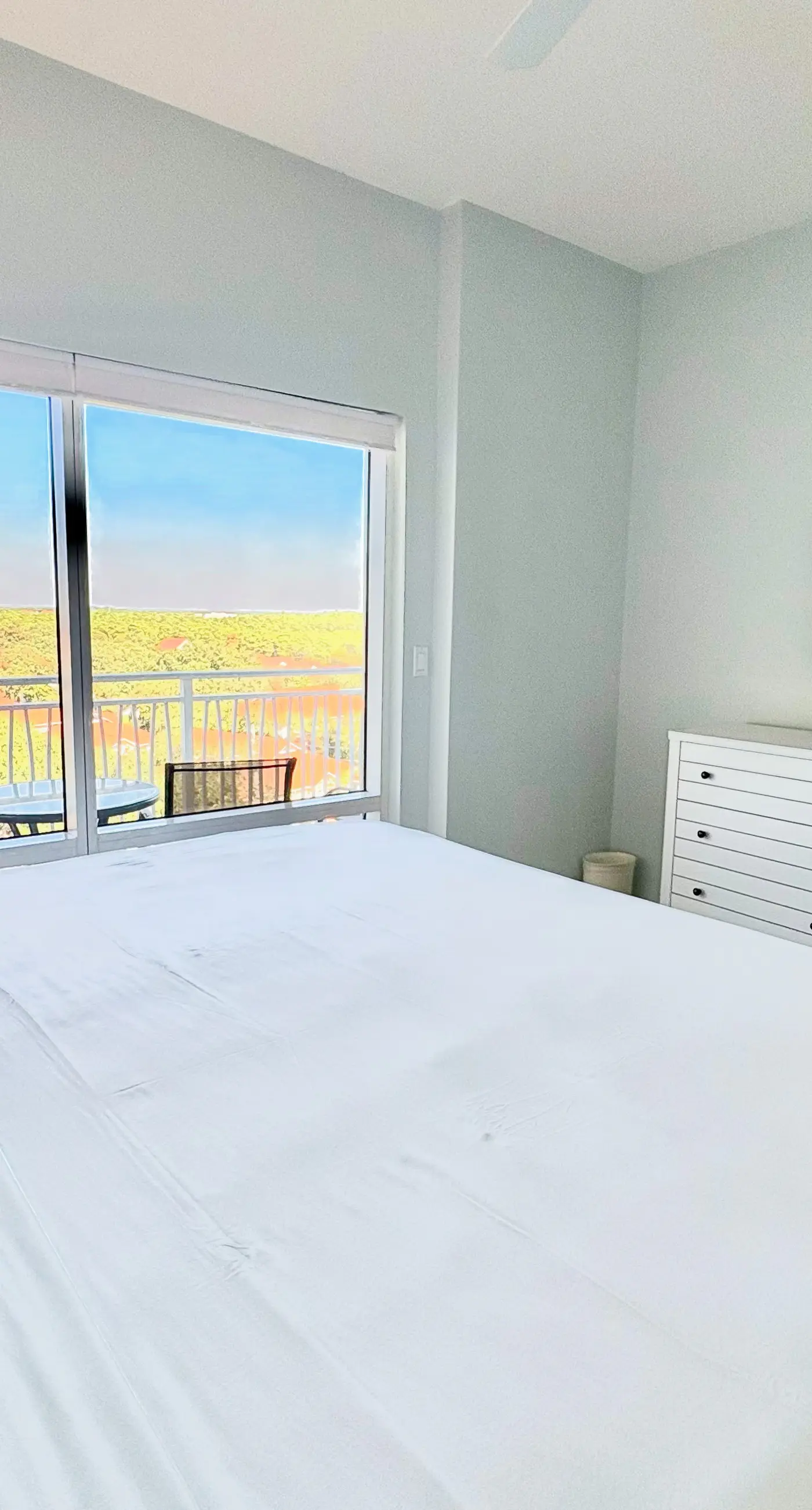 Cozy coastal condo withlots of space, shared pool and beach access