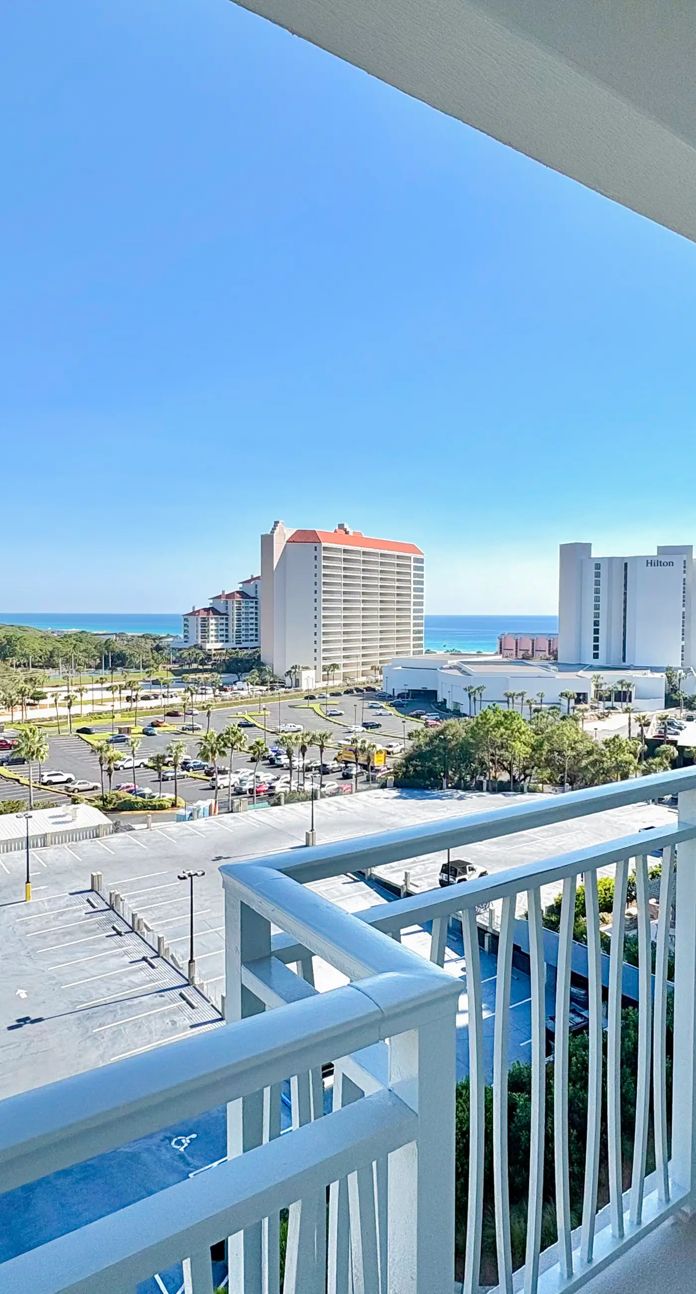 Cozy coastal condo withlots of space, shared pool and beach access