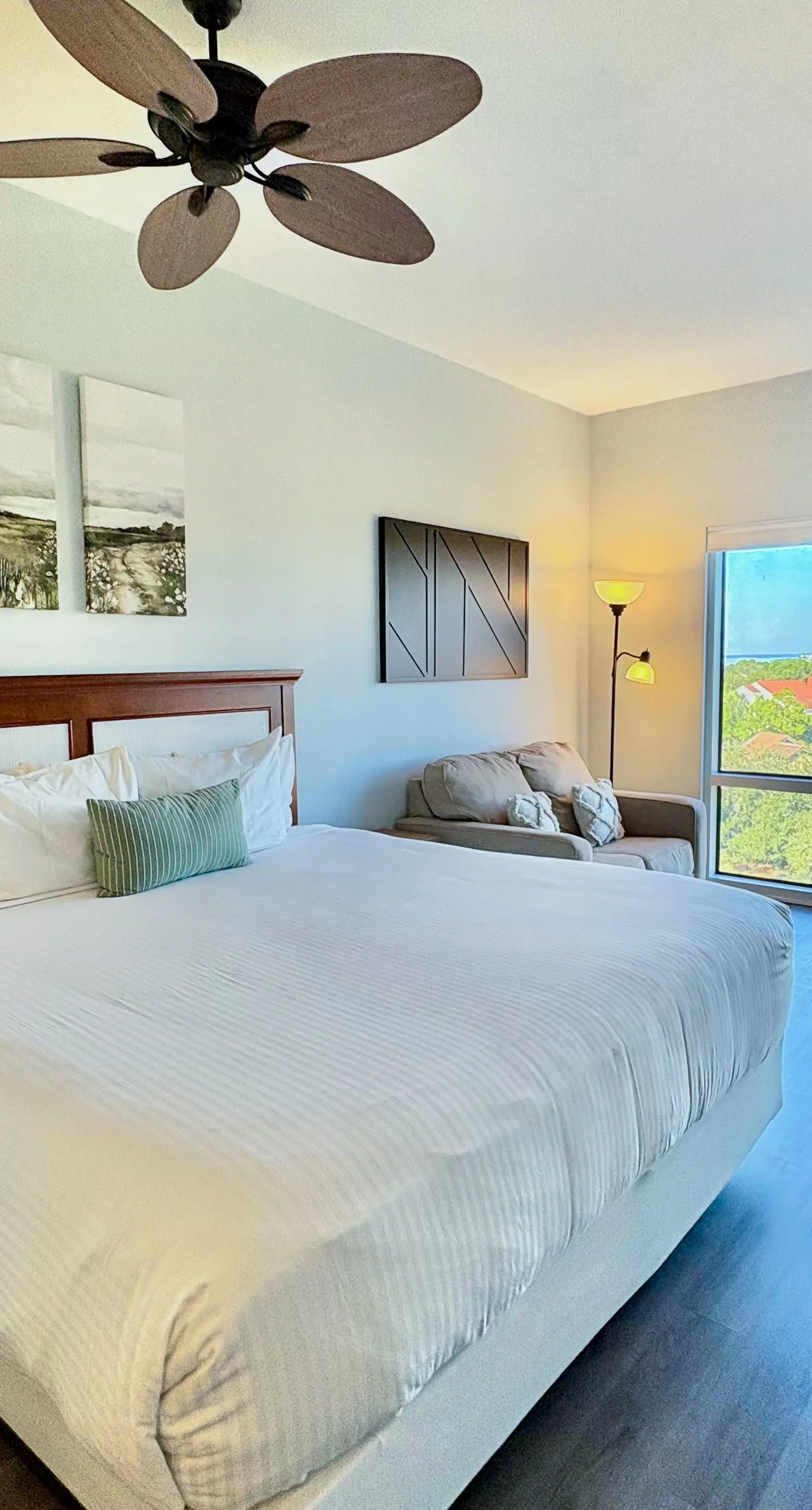 Cozy coastal condo withlots of space, shared pool and beach access