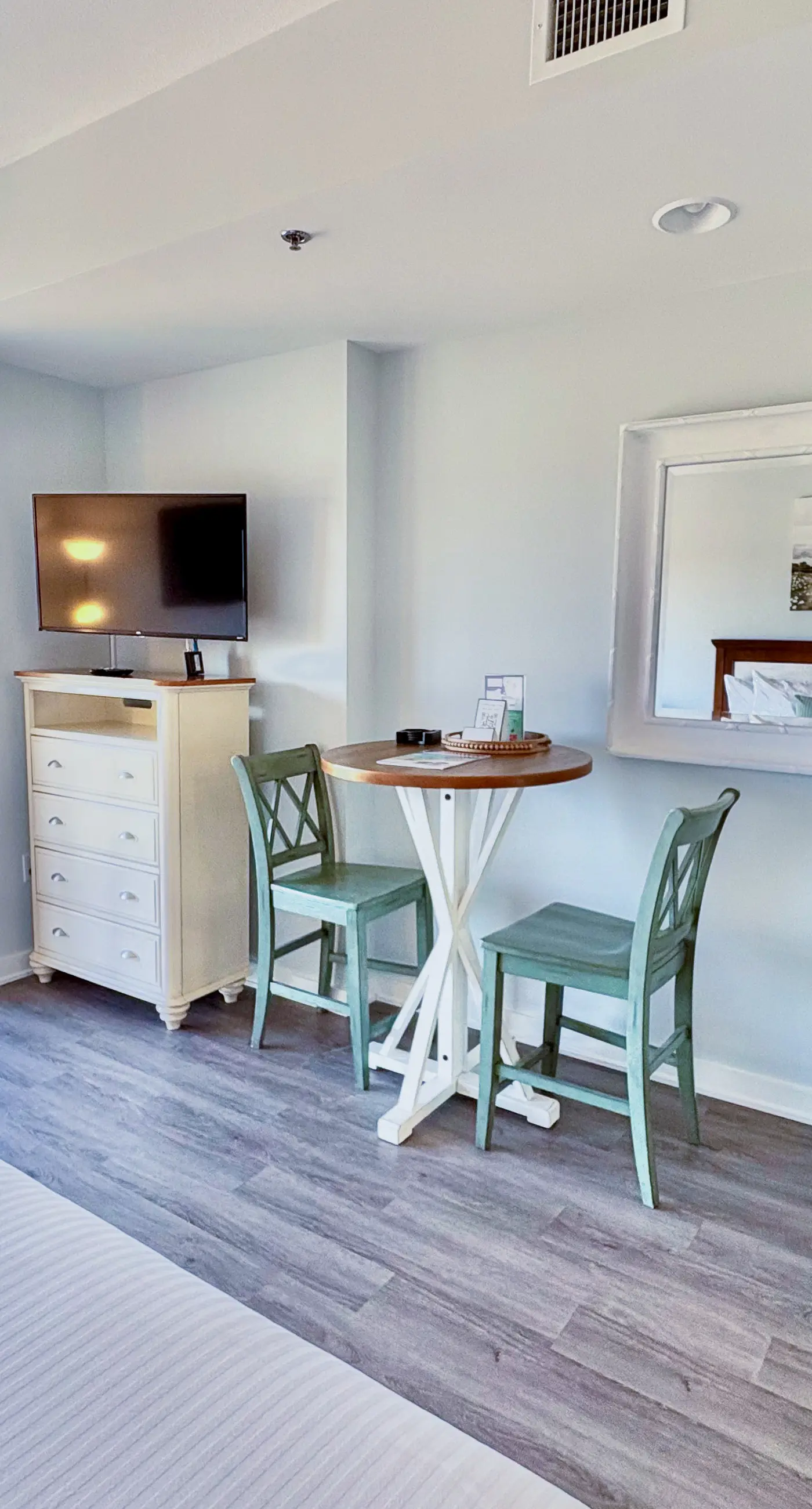 Cozy coastal condo withlots of space, shared pool and beach access