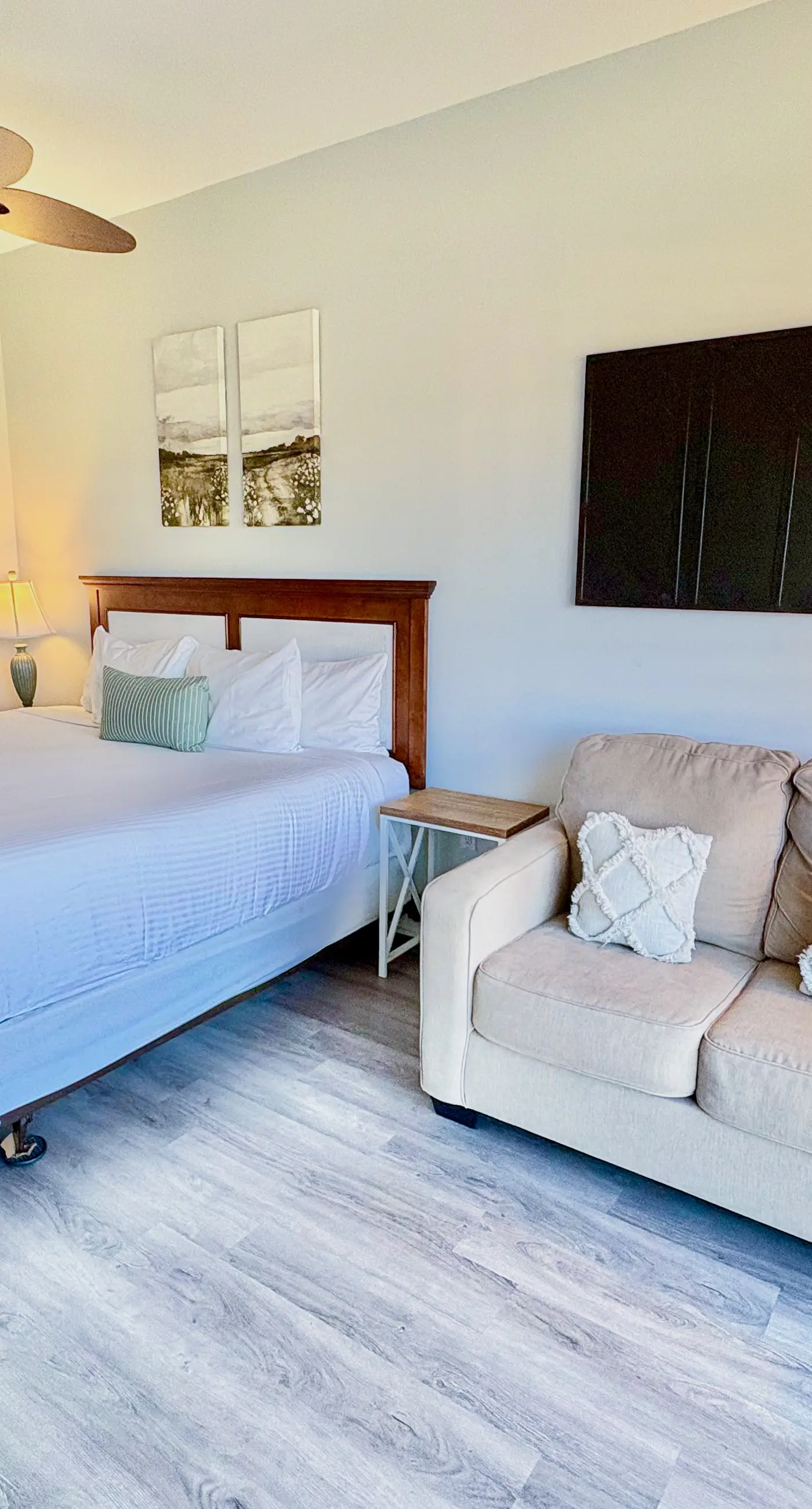 Cozy coastal condo withlots of space, shared pool and beach access