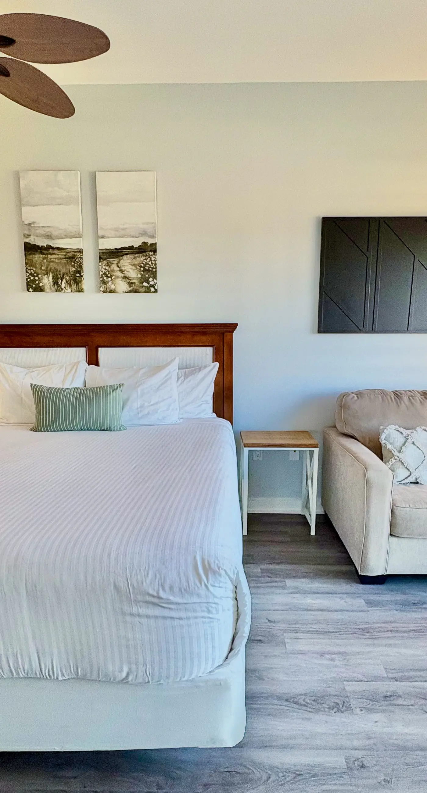 Cozy coastal condo withlots of space, shared pool and beach access