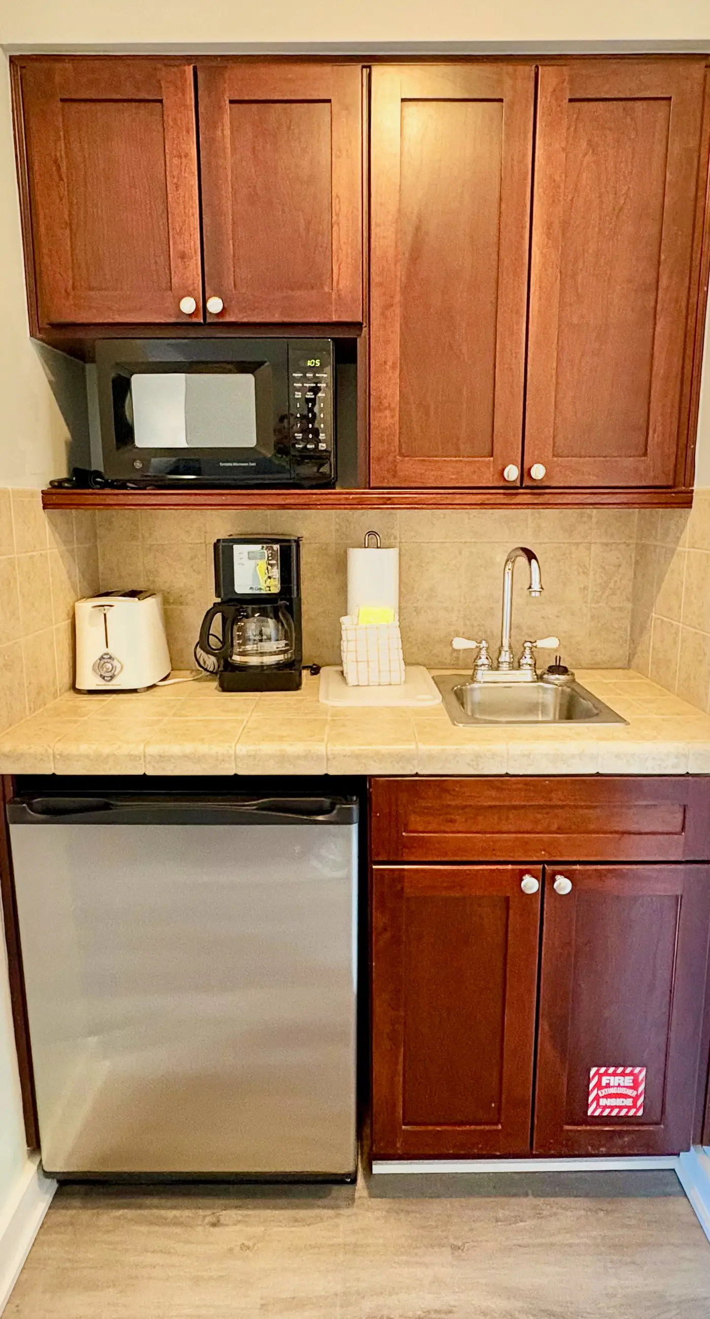Cozy coastal condo withlots of space, shared pool and beach access