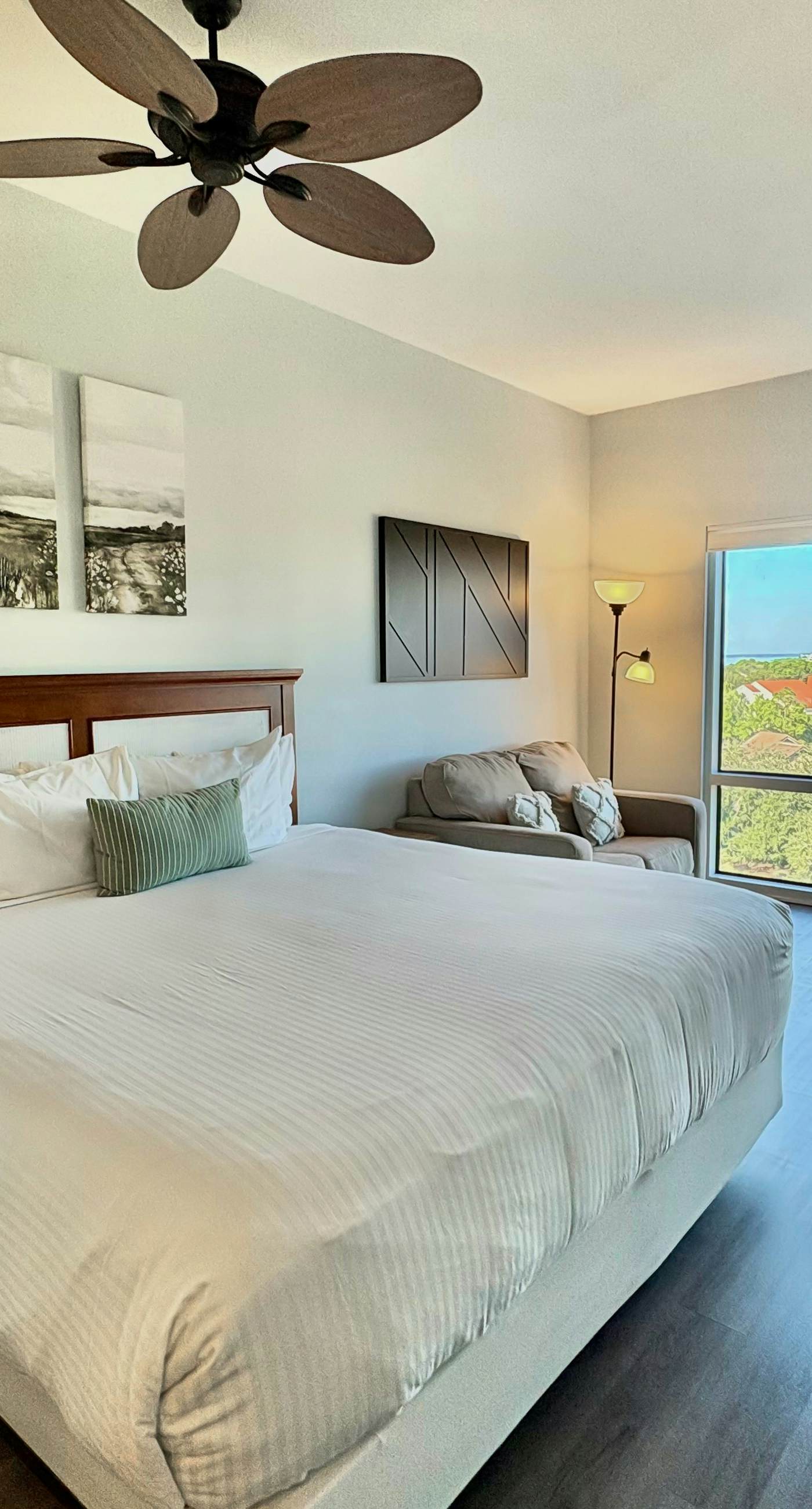 Gorgeous coastal studio with shared pool, near shopping and golf.