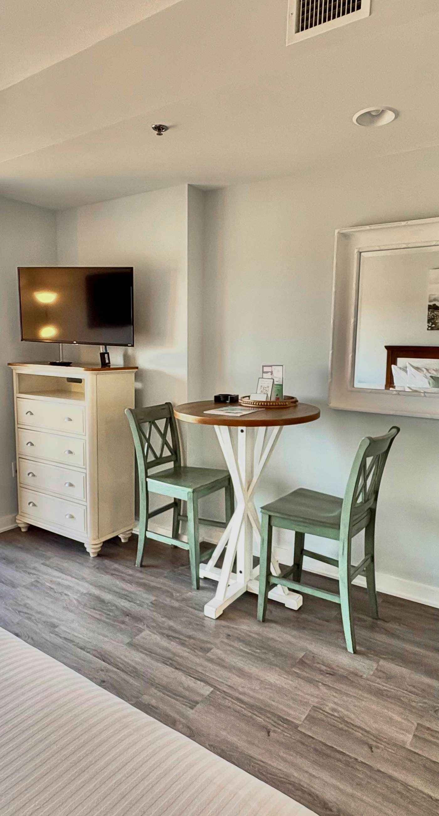 Gorgeous coastal studio with shared pool, near shopping and golf.