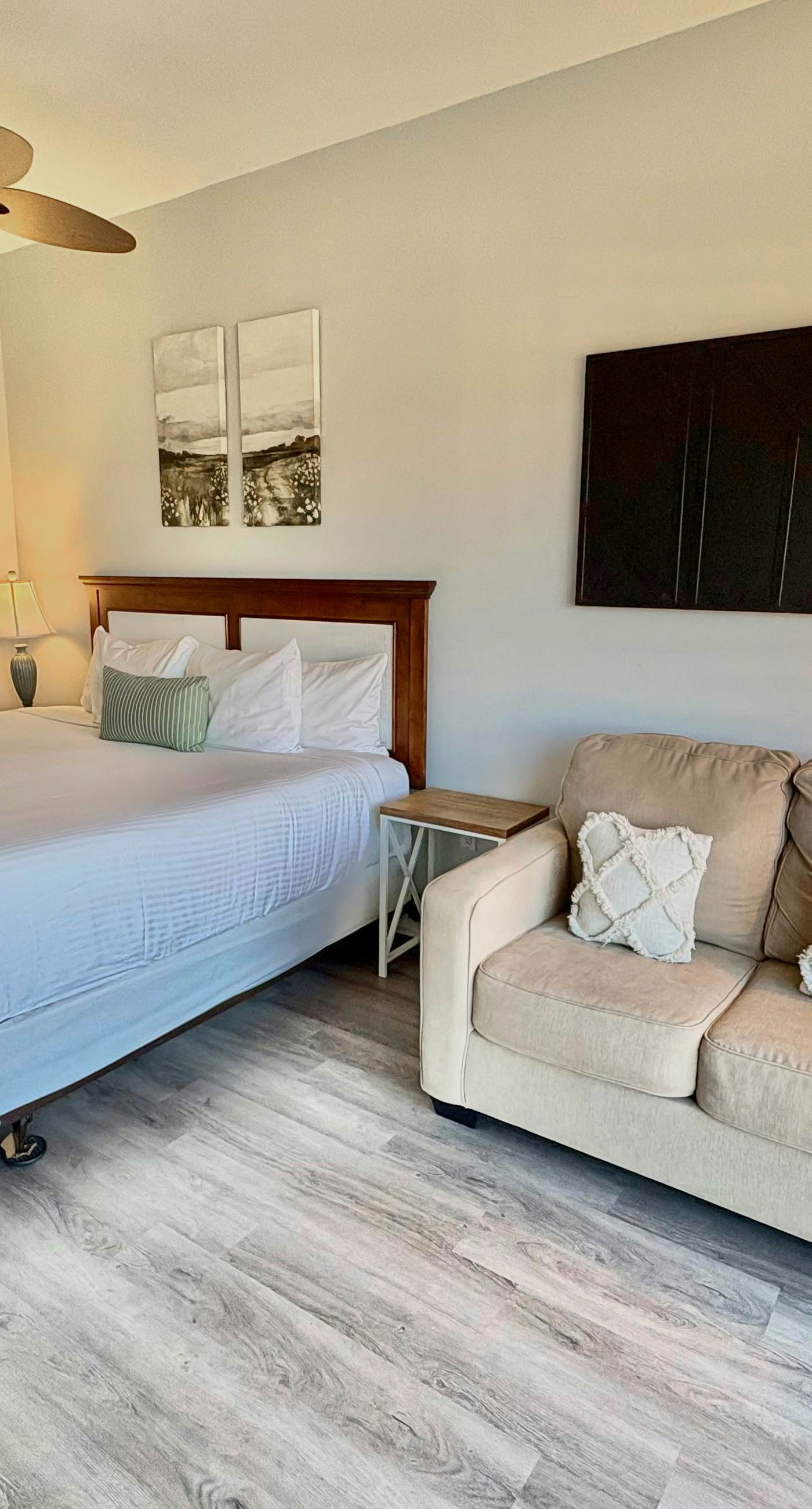 Gorgeous coastal studio with shared pool, near shopping and golf.