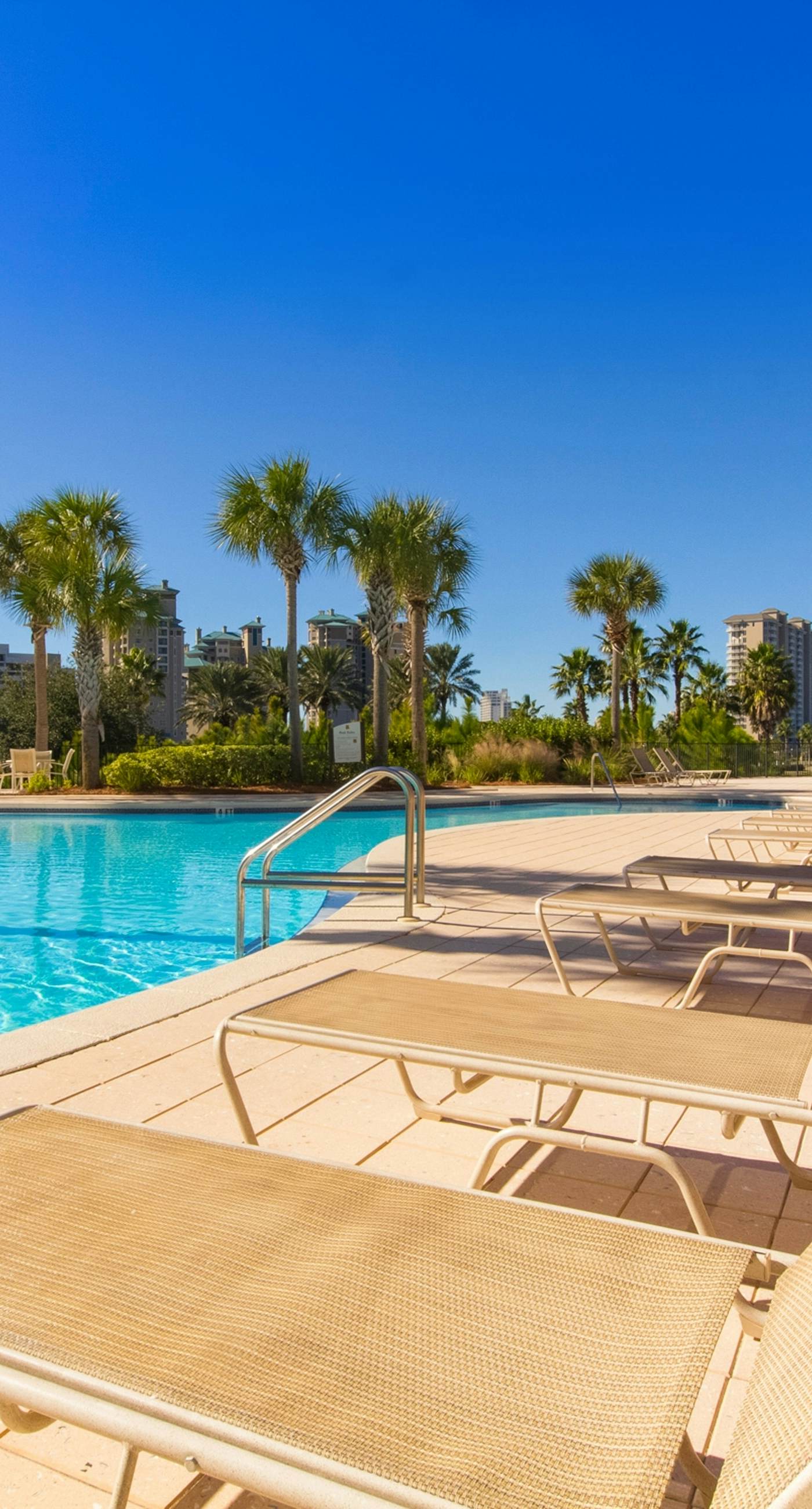 Gorgeous coastal studio with shared pool, near shopping and golf.