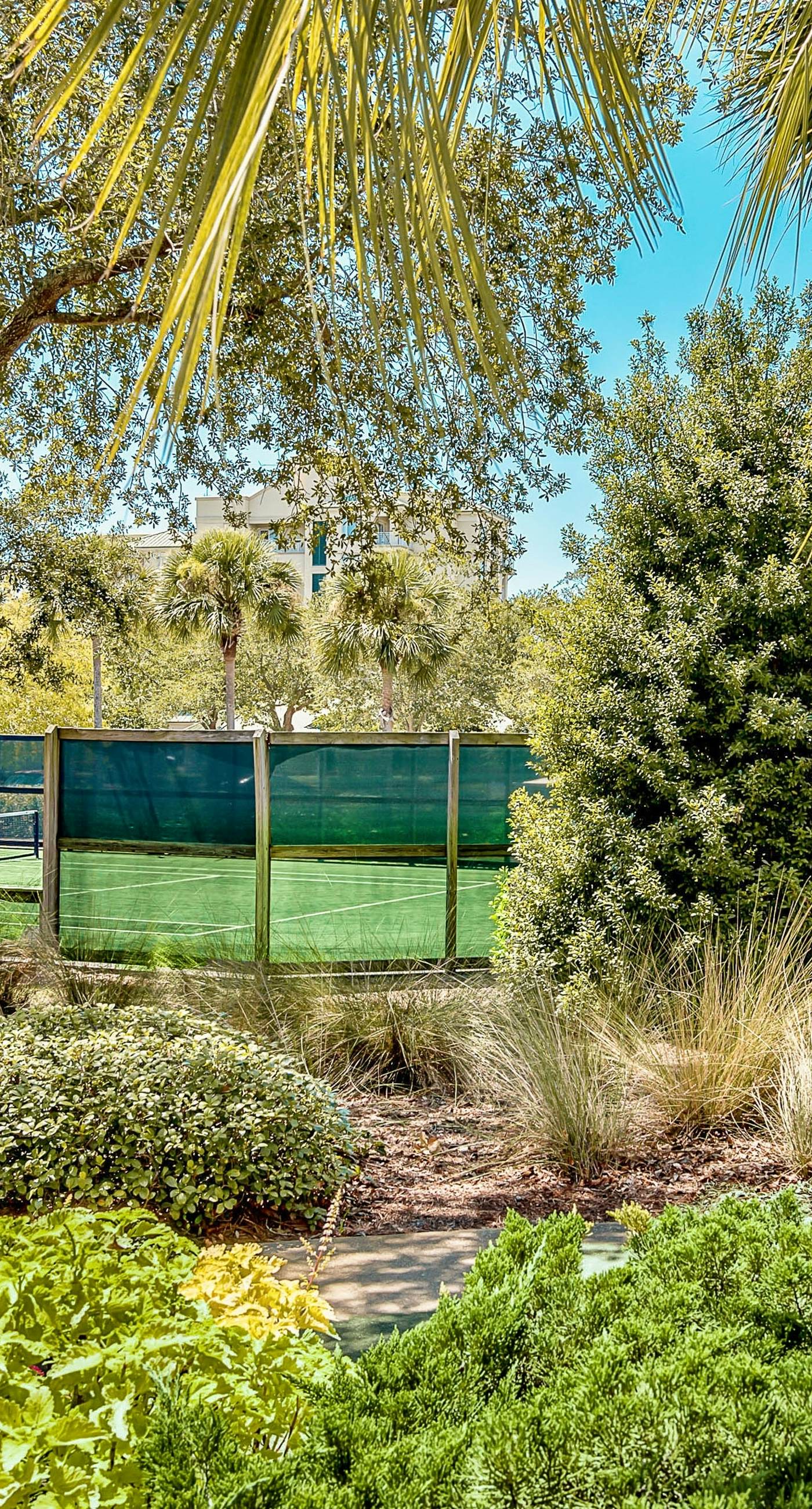 Gorgeous coastal studio with shared pool, near shopping and golf.