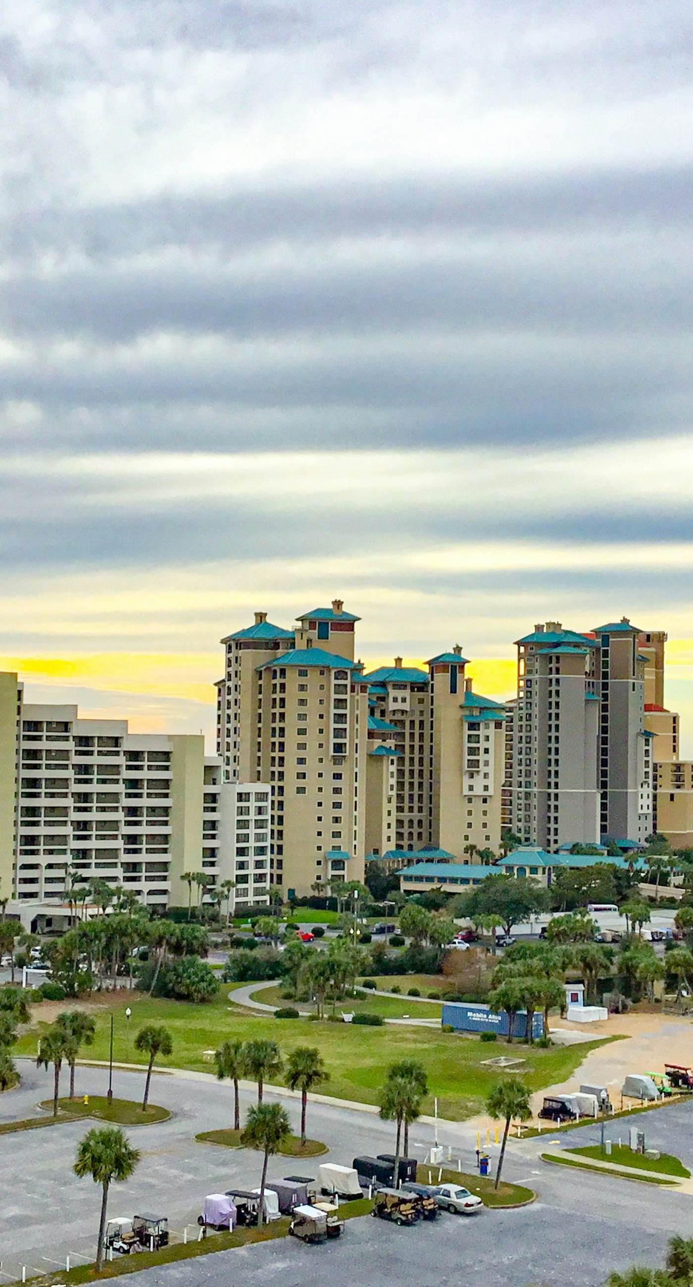 Gorgeous coastal studio with shared pool, near shopping and golf.