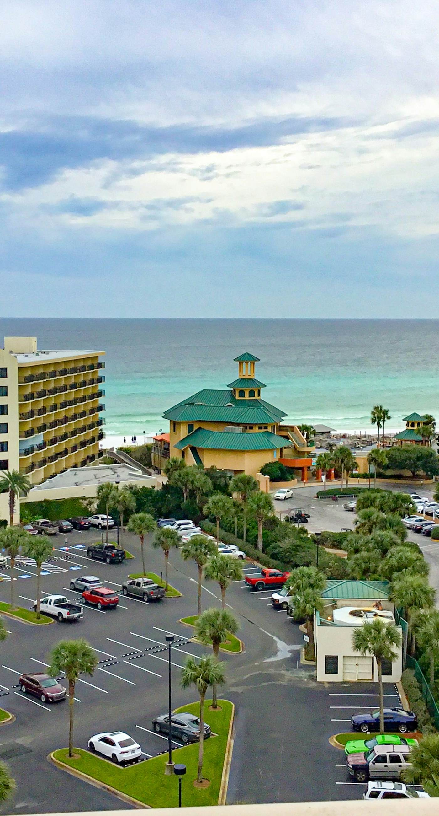 Gorgeous coastal studio with shared pool, near shopping and golf.