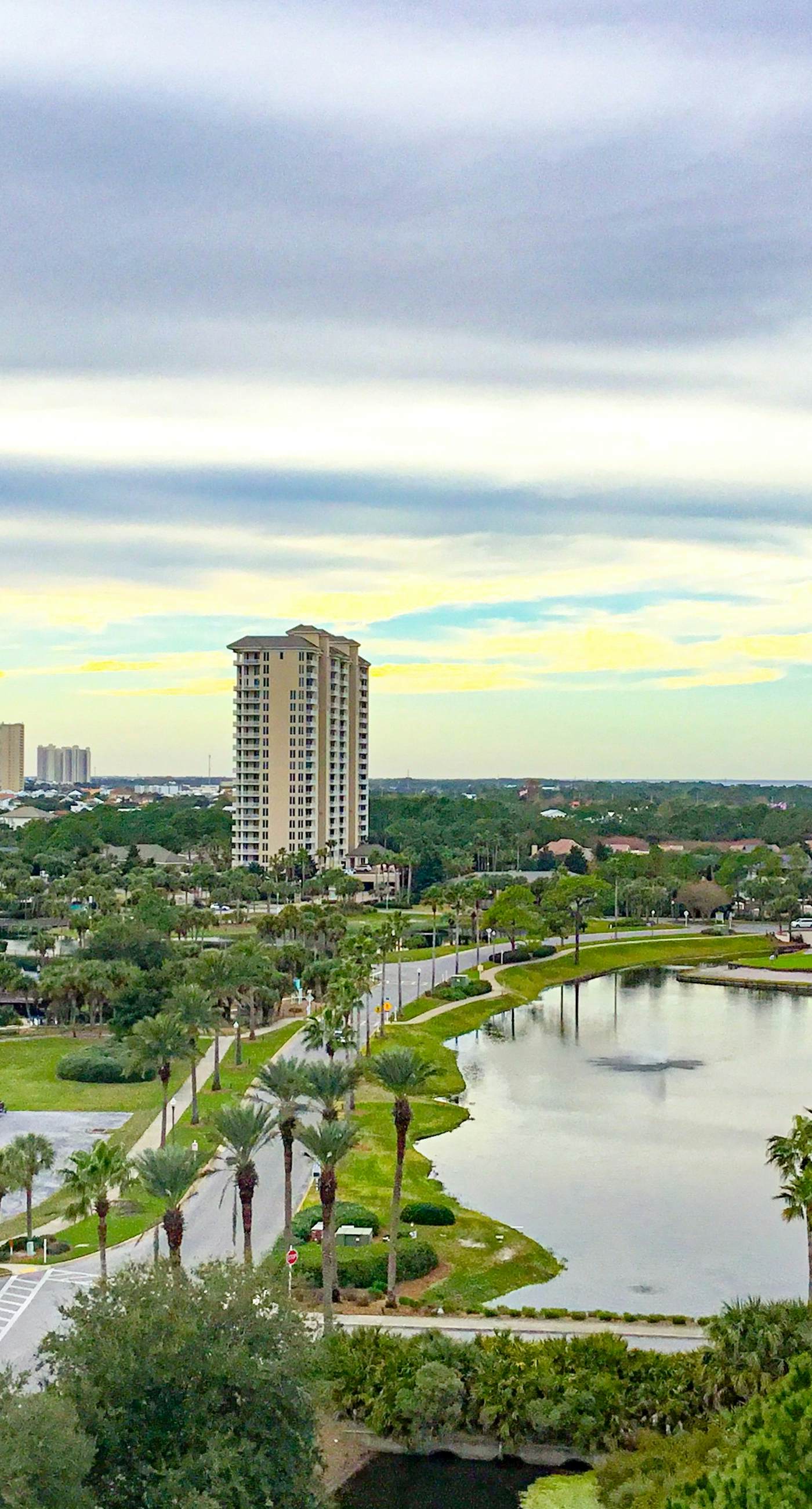 Gorgeous coastal studio with shared pool, near shopping and golf.