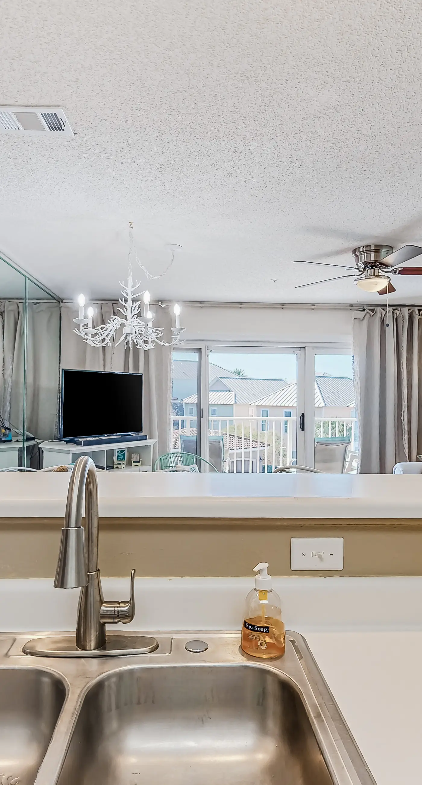 Pet-friendly, pools, hot tub & balcony with Gulf-side calm