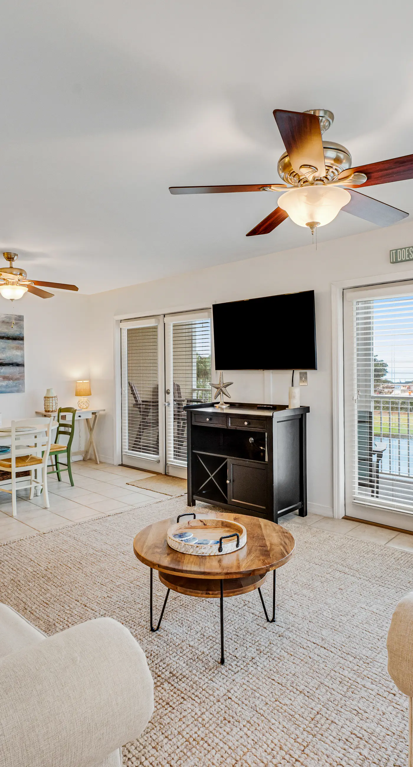 Beautiful condo with balcony view, community pools & hot tub