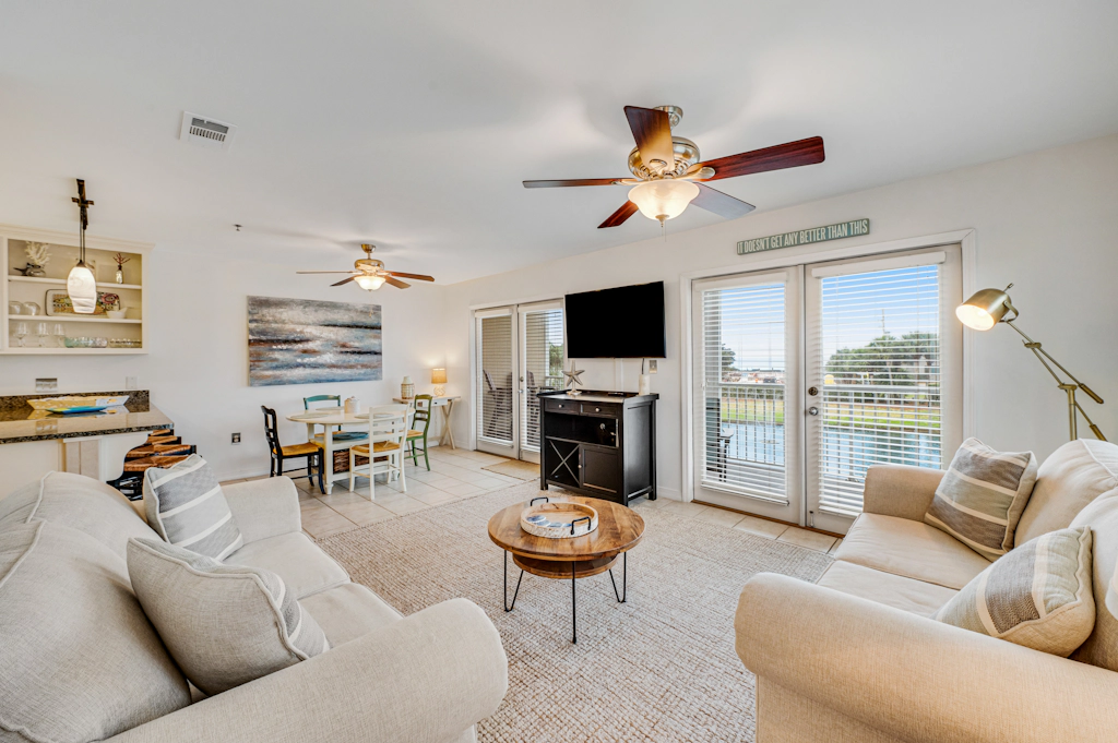 Beautiful condo with balcony view, community pools & hot tub