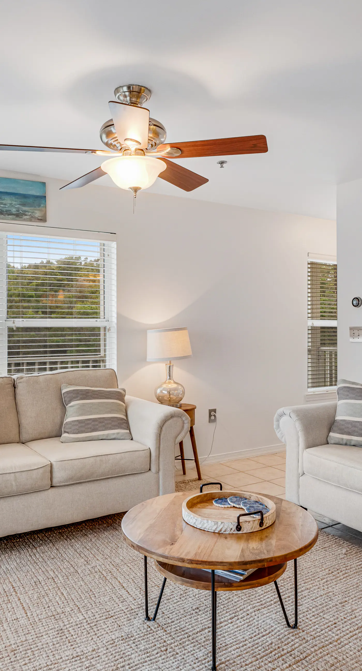 Beautiful condo with balcony view, community pools & hot tub