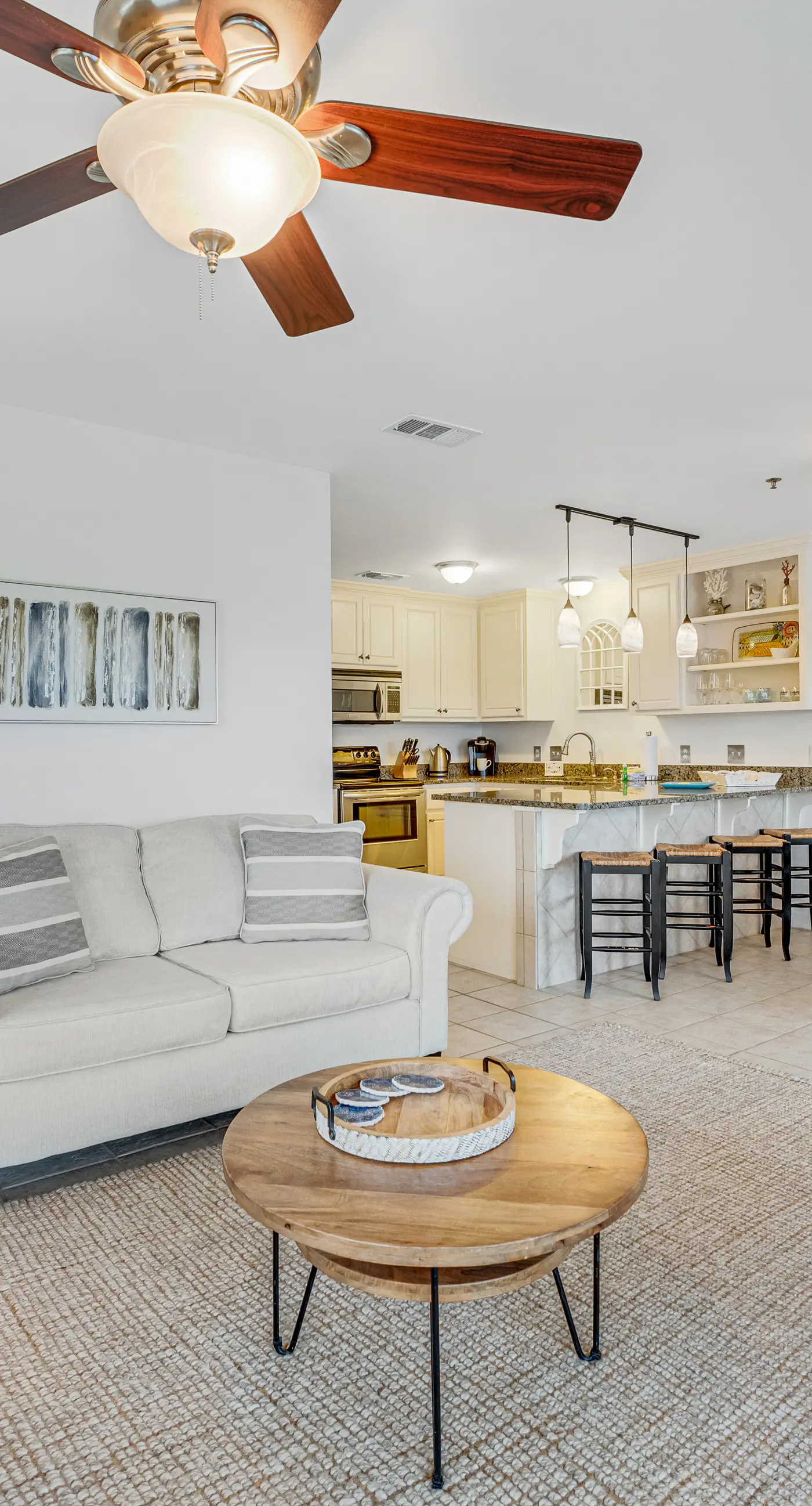 Beautiful condo with balcony view, community pools & hot tub