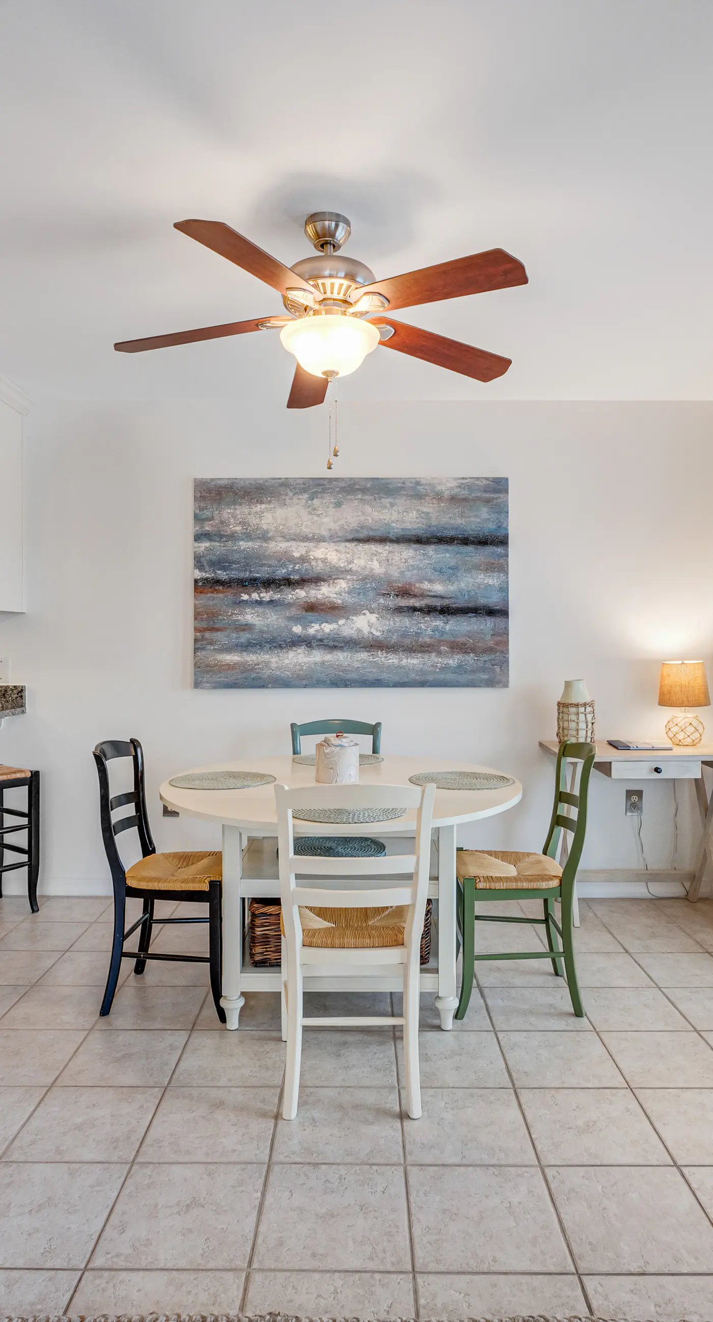 Beautiful condo with balcony view, community pools & hot tub