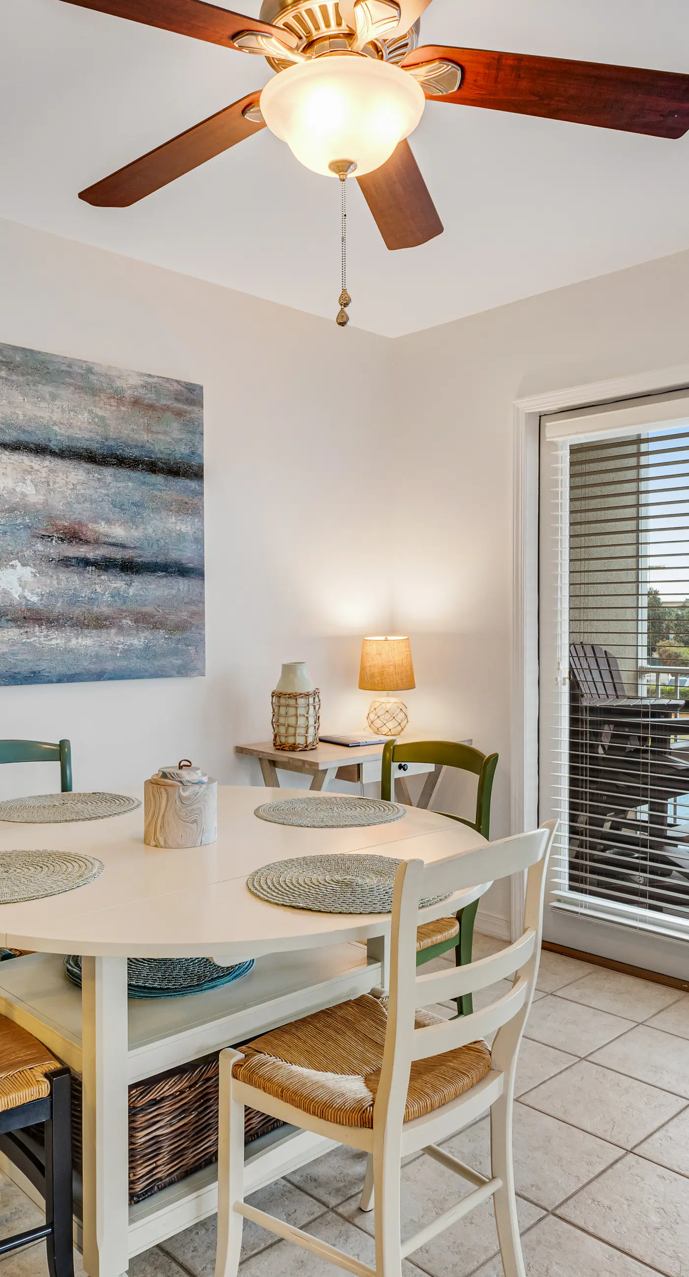 Beautiful condo with balcony view, community pools & hot tub